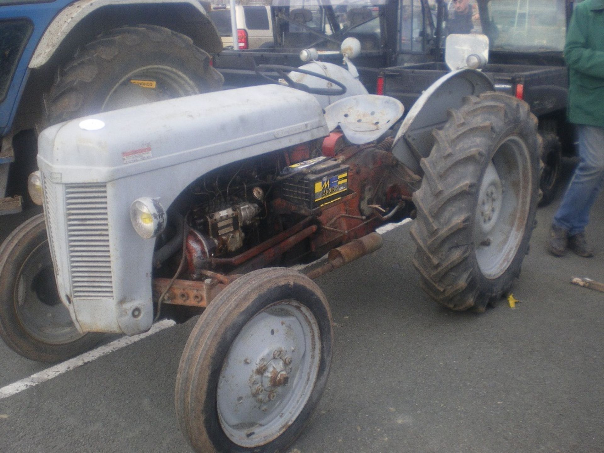 GREY FERGY 20 TRACTOR - Image 2 of 2