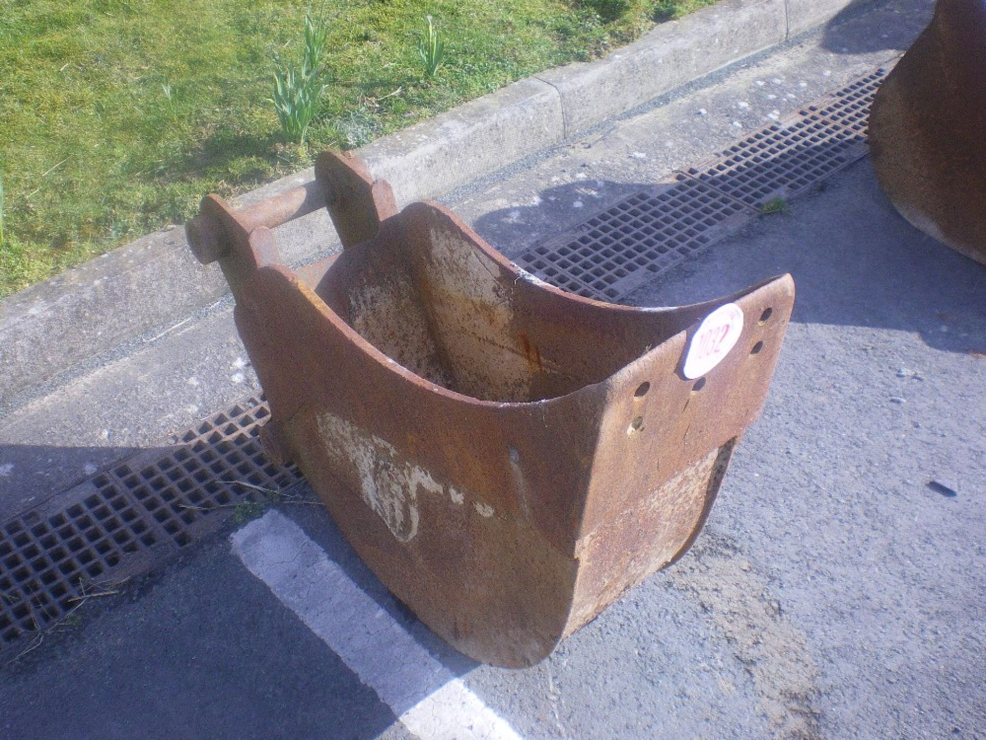 VARIOUS DIGGING BUCKETS