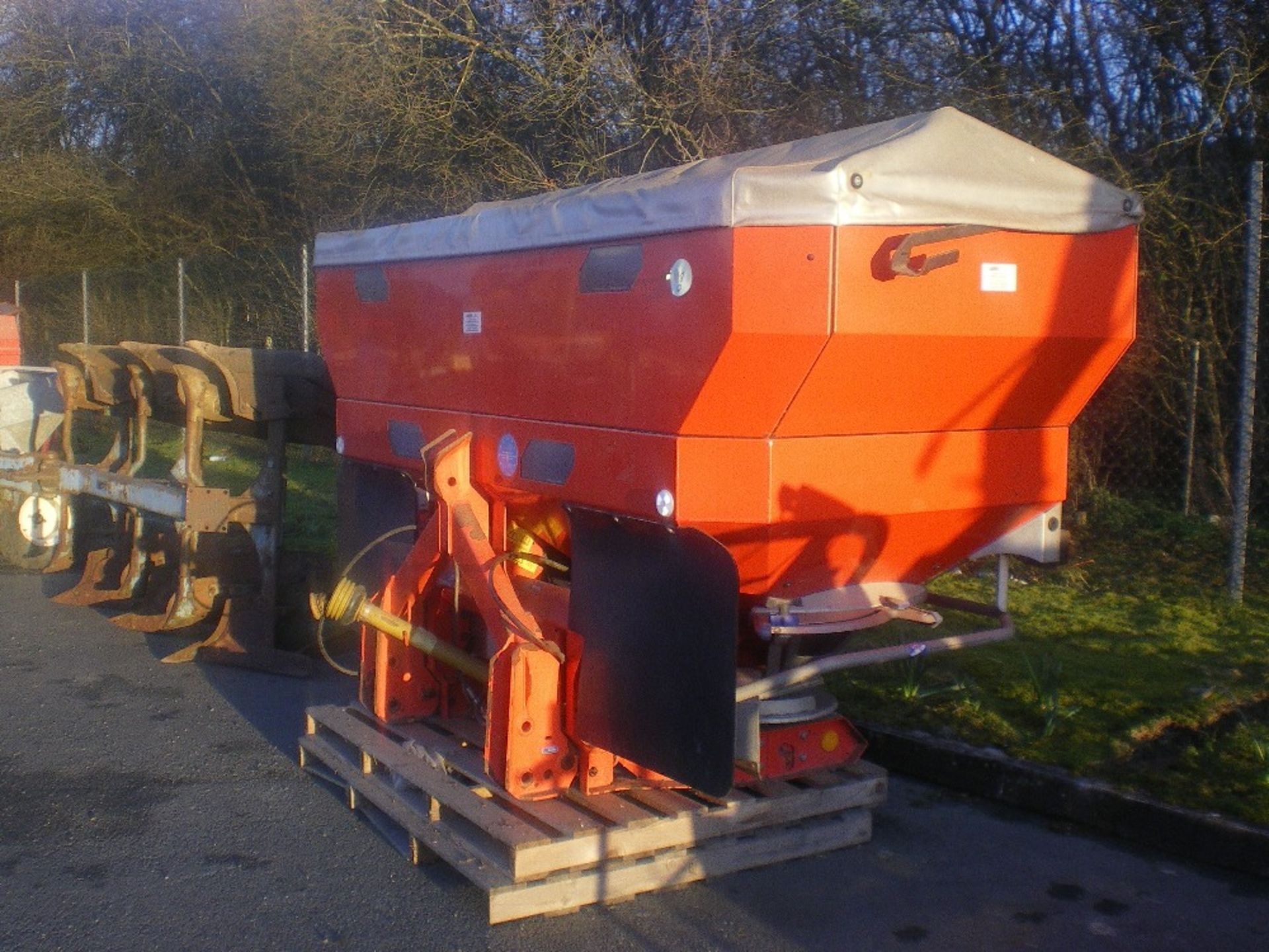 KUHN 40.1W FERT SPREADER. WEIGH SCALE, VARIO SPEED, CONTROL BOX & PTO