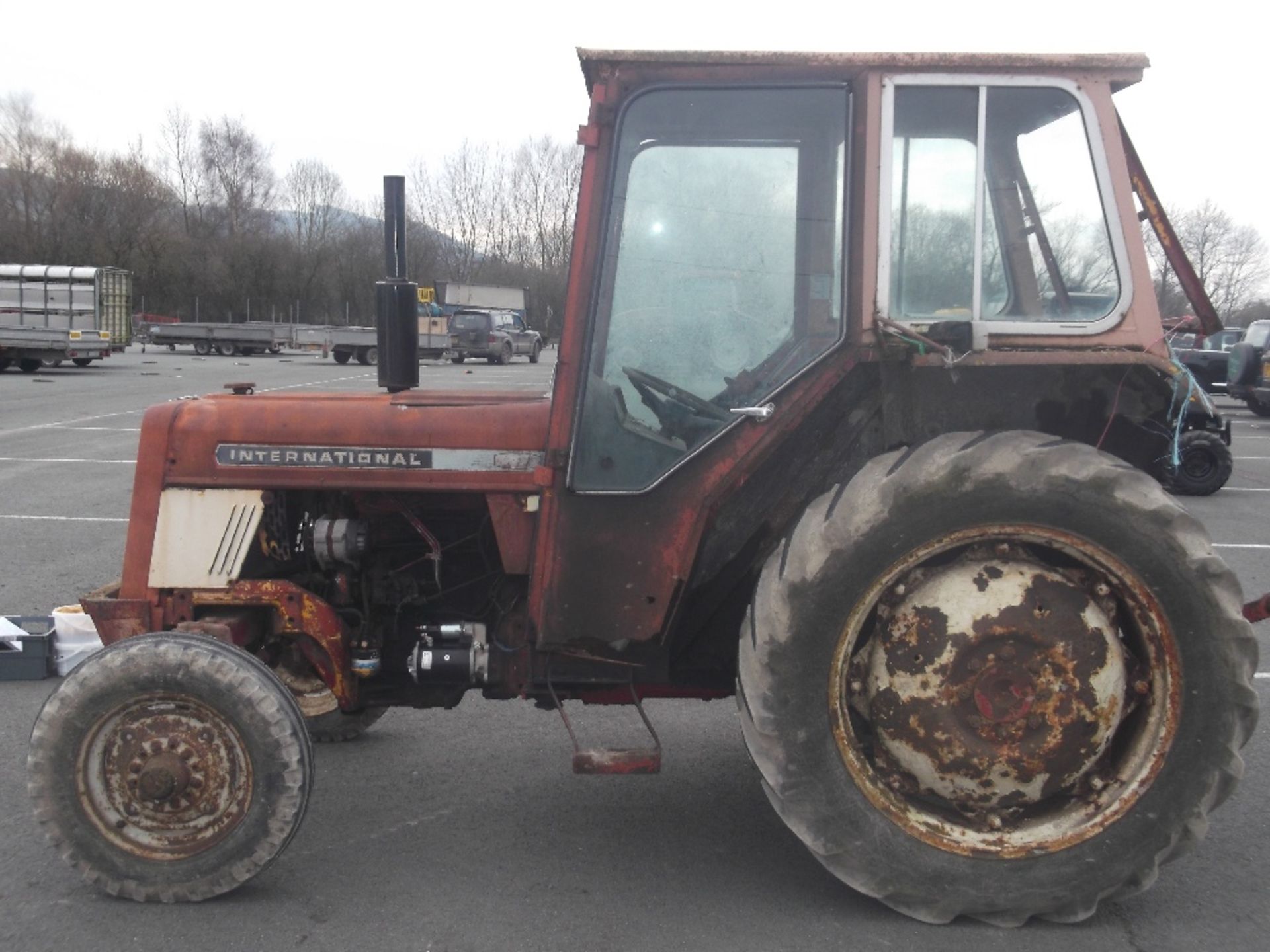 INTERNATIONAL 454 2WD TRACTOR WITH CAB IN RUNNING ORDER - Image 3 of 4