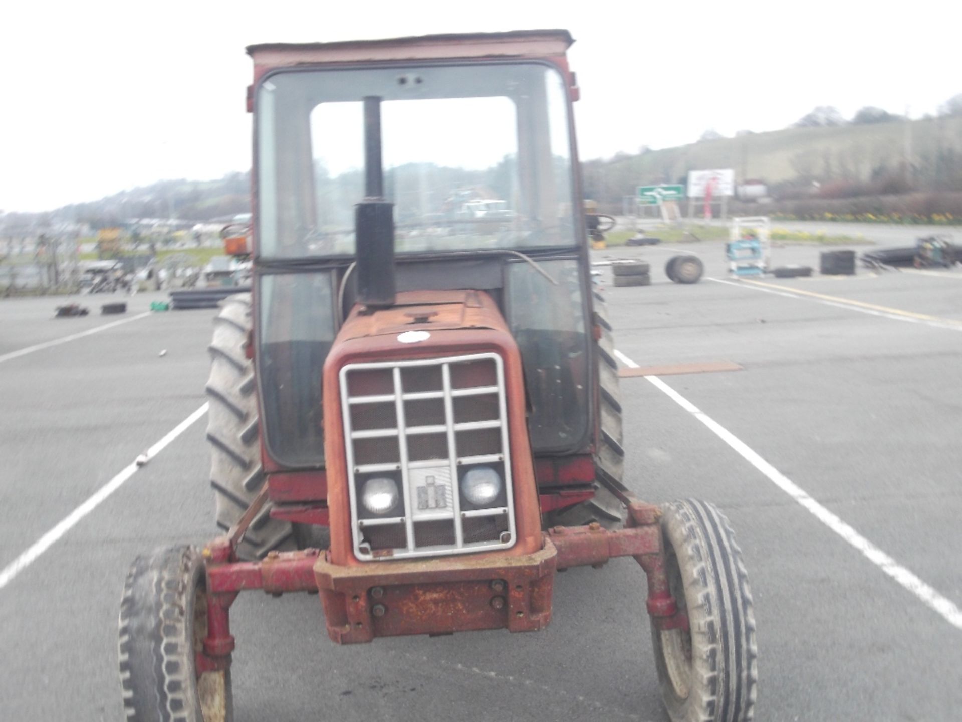 INTERNATIONAL 454 2WD TRACTOR WITH CAB IN RUNNING ORDER