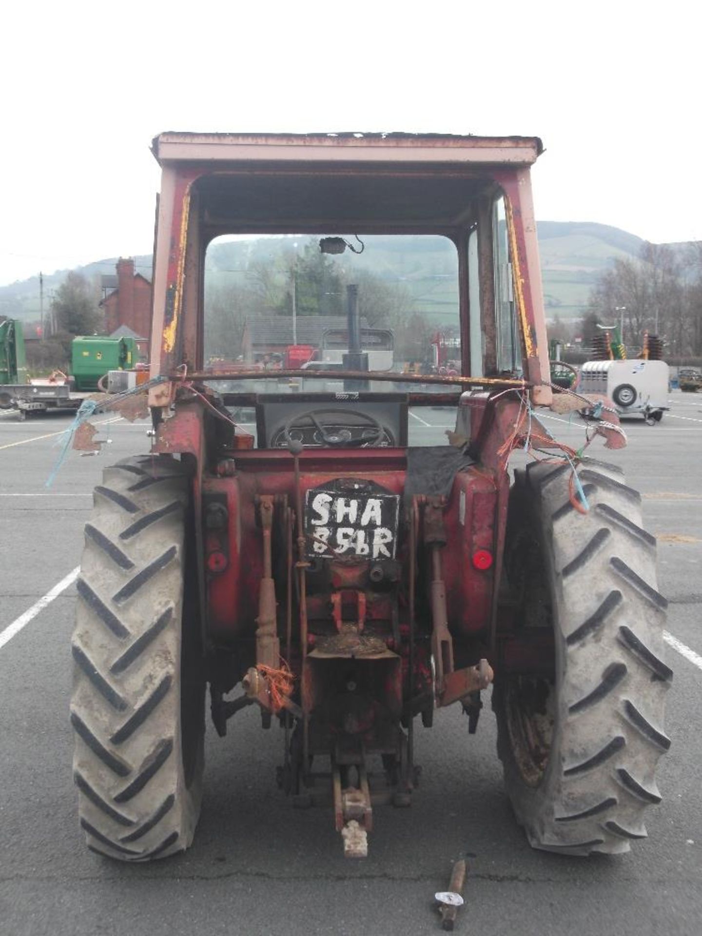 INTERNATIONAL 454 2WD TRACTOR WITH CAB IN RUNNING ORDER - Image 4 of 4