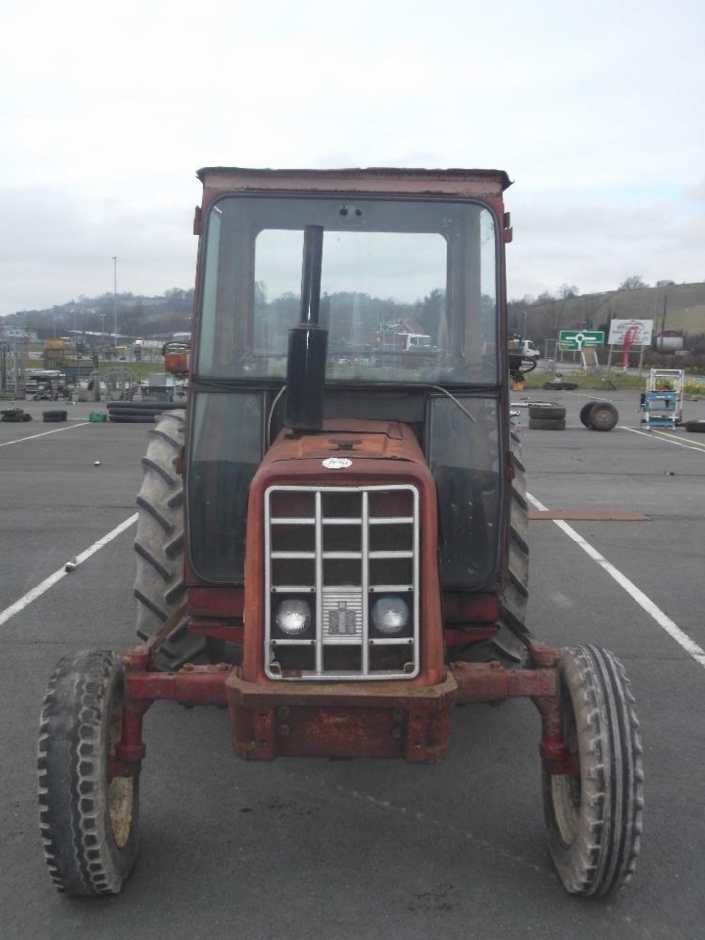 INTERNATIONAL 454 2WD TRACTOR WITH CAB IN RUNNING ORDER - Image 2 of 4