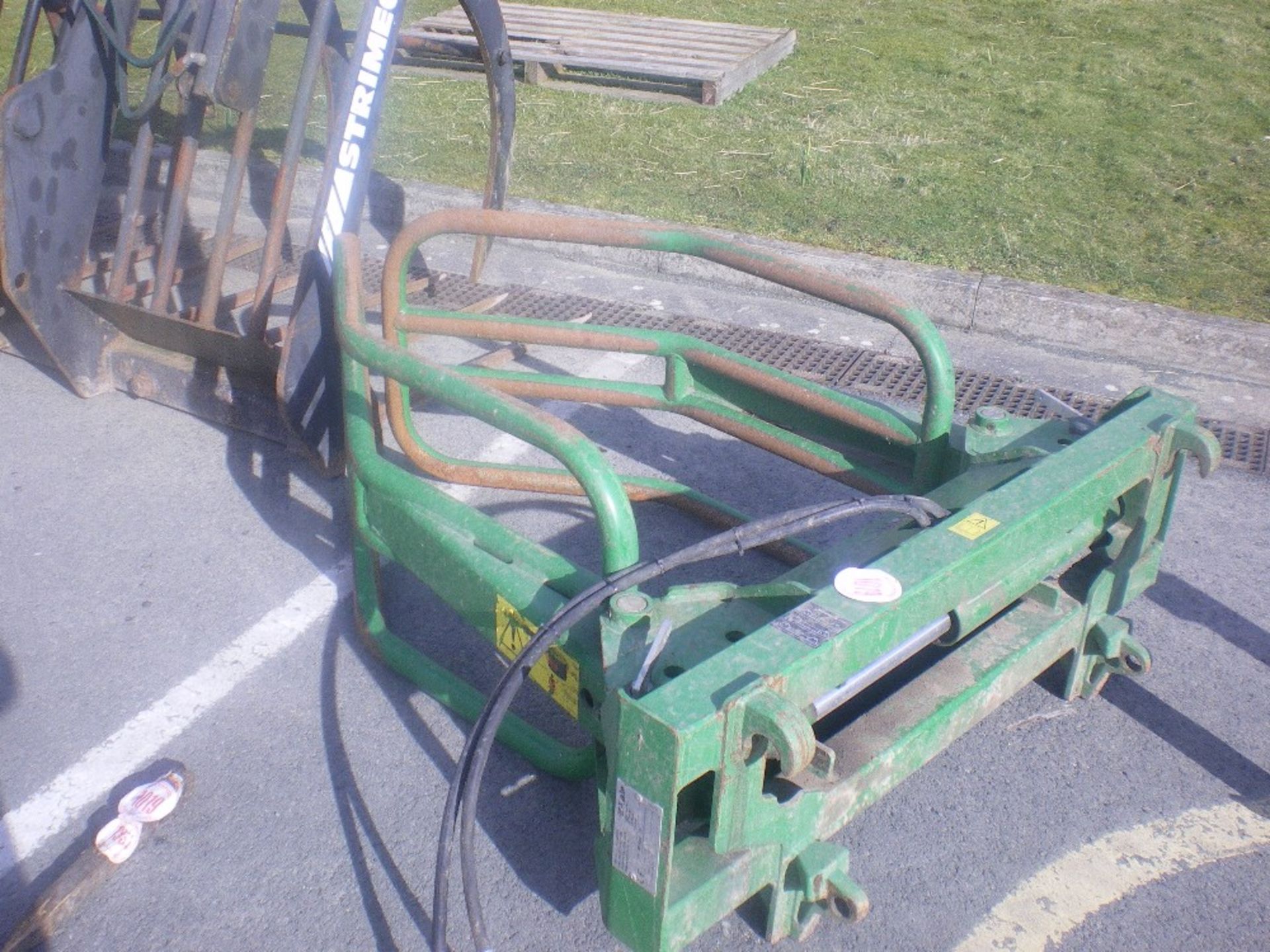 ROUND BALE SILAGE GRAB ON EURO BRACKETS