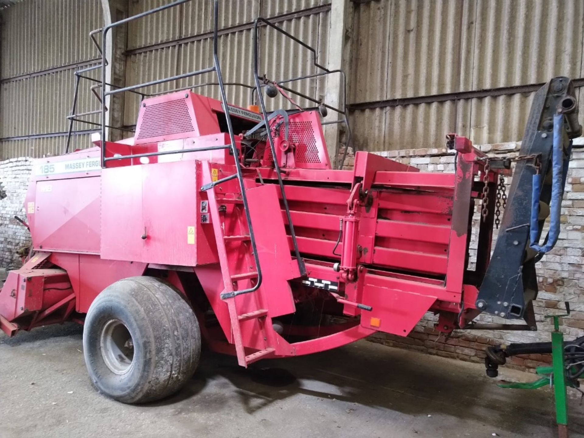 MASSEY FERGUSON 185 (1998) SQUARE BALER - Image 2 of 4