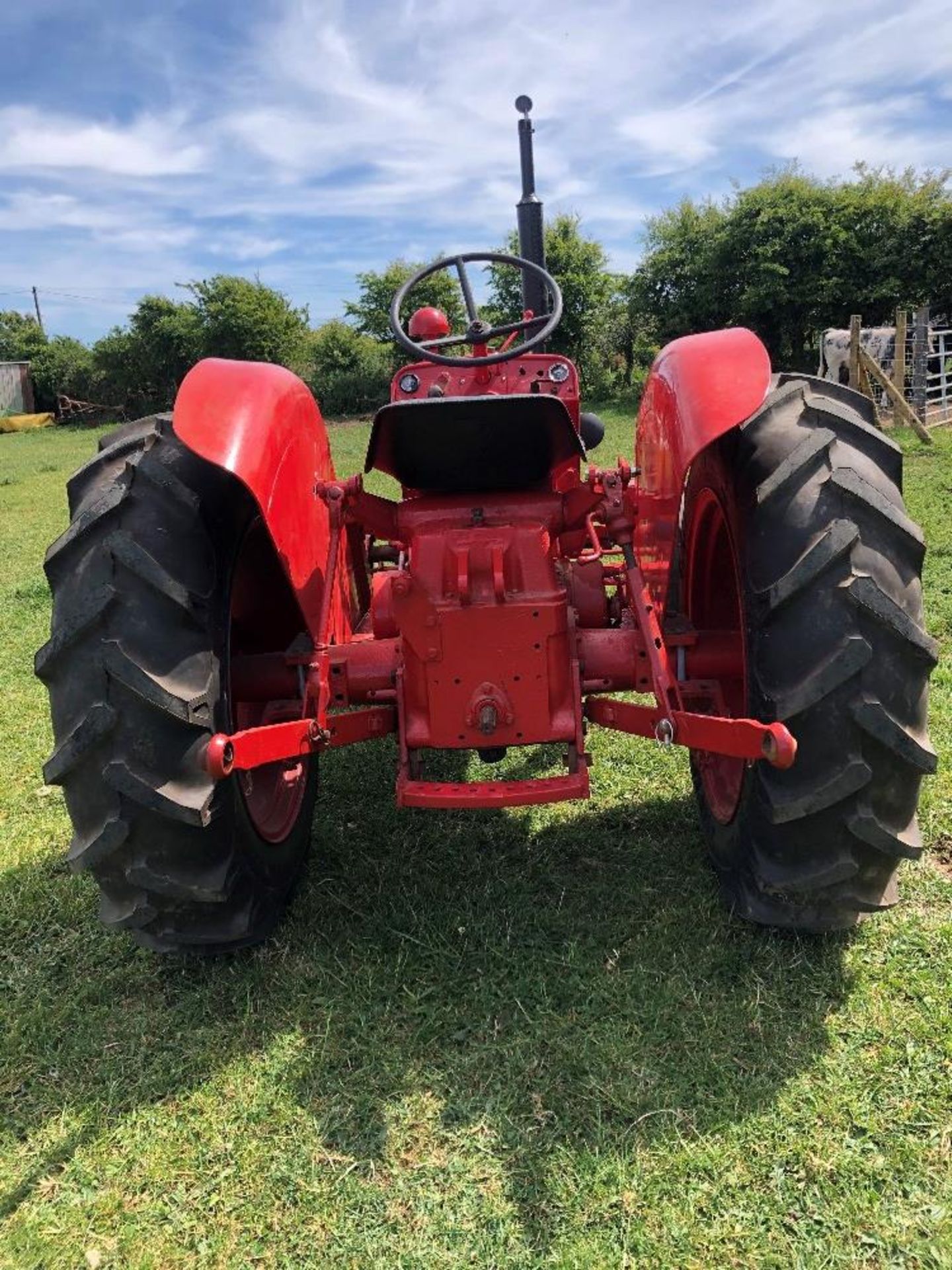 INTERNATIONAL B275 TRACTOR WITH ORIGINAL ANGLESEY REG PLATE - Image 2 of 4