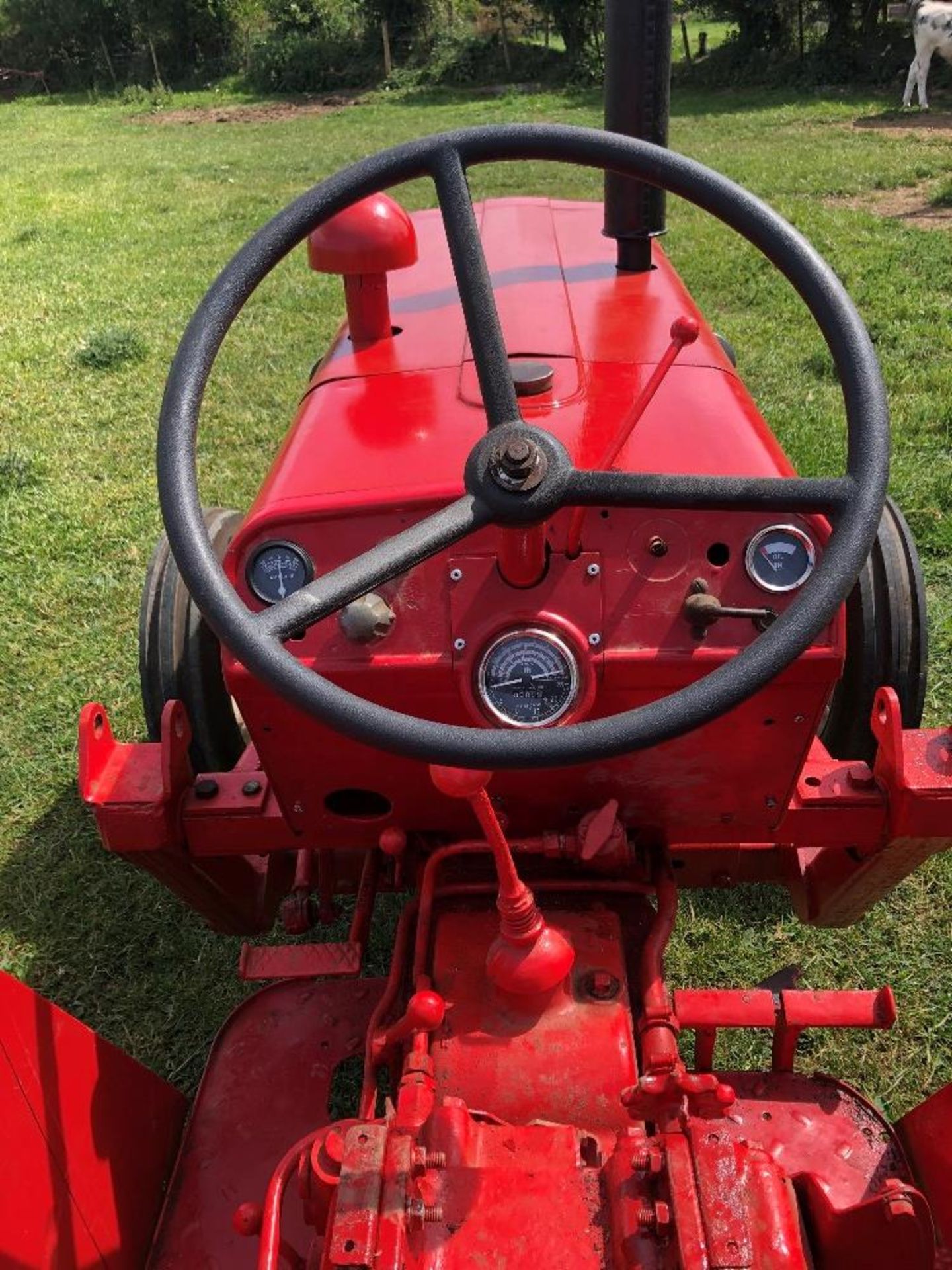 INTERNATIONAL B275 TRACTOR WITH ORIGINAL ANGLESEY REG PLATE - Image 3 of 4