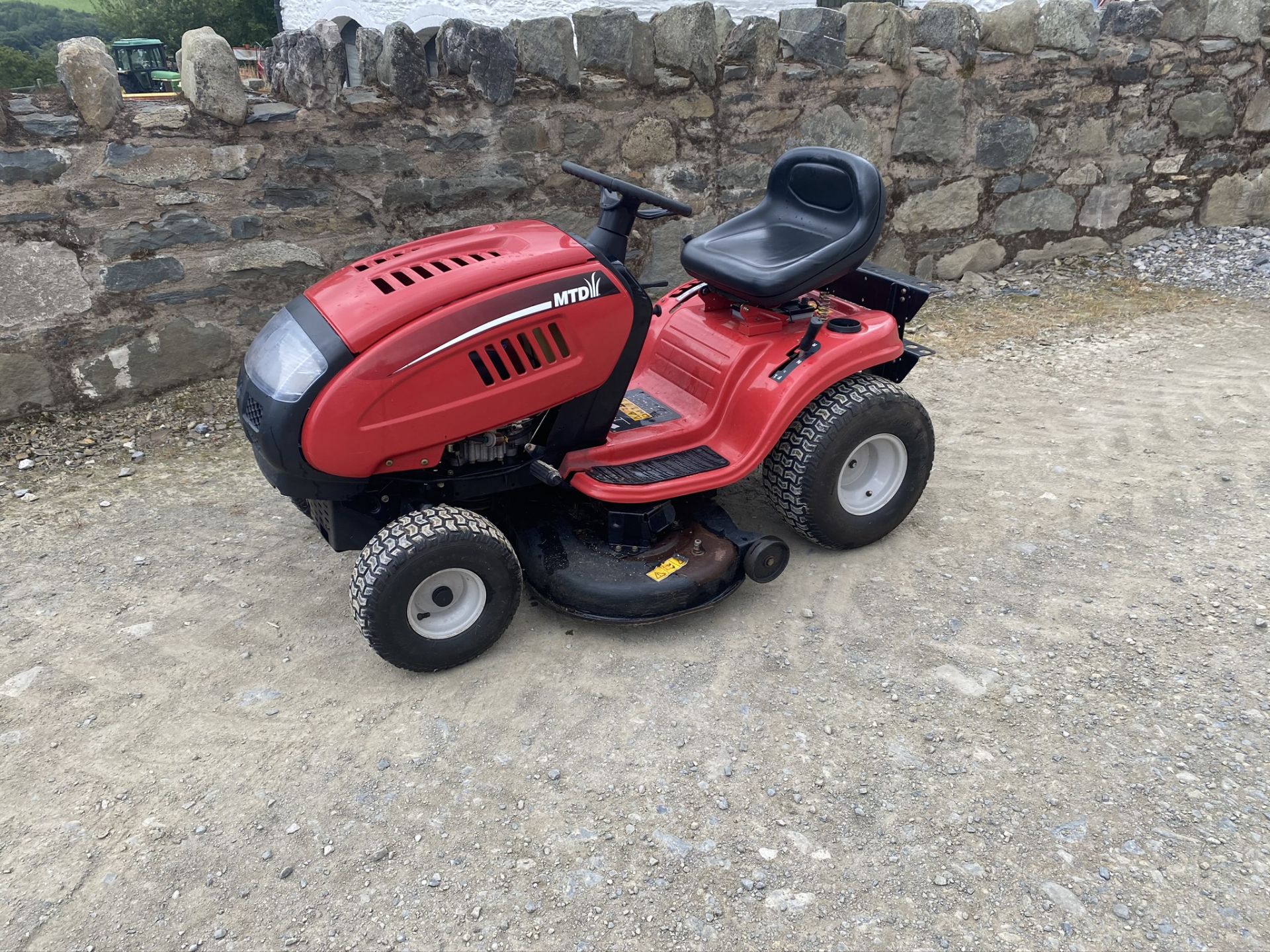 MTD RIDE ON MOWER - Image 3 of 8