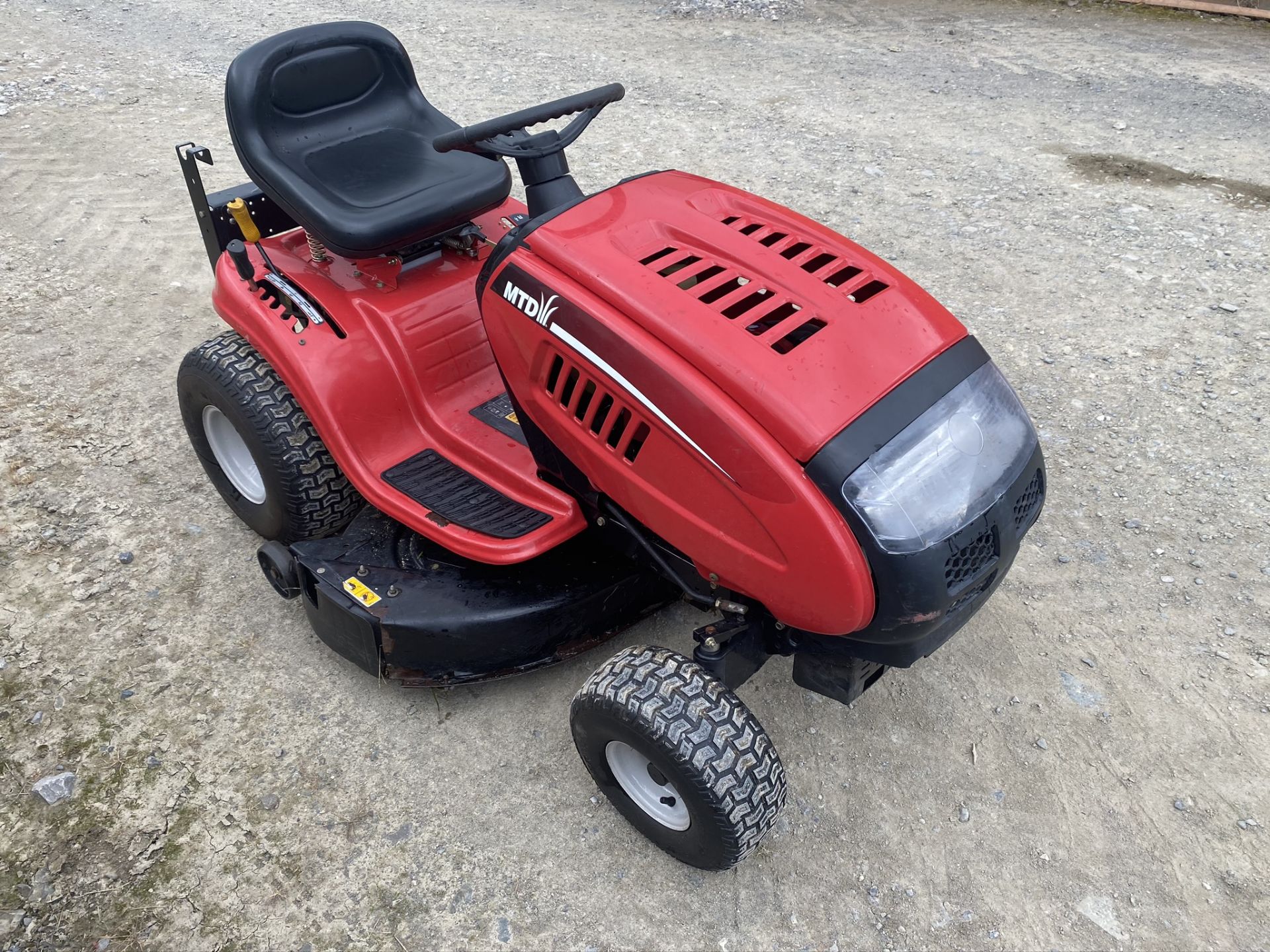 MTD RIDE ON MOWER - Image 6 of 8