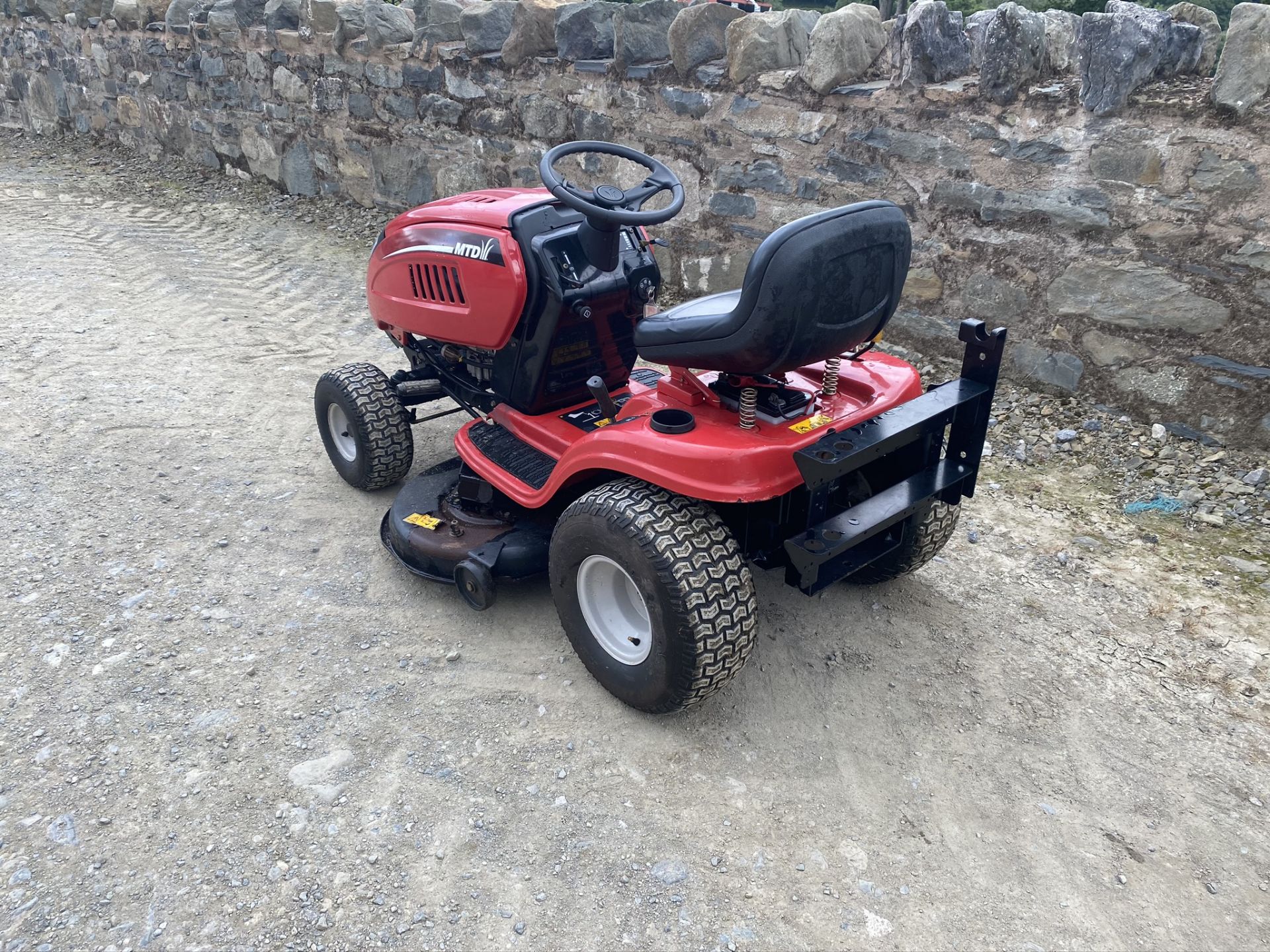 MTD RIDE ON MOWER - Image 4 of 8