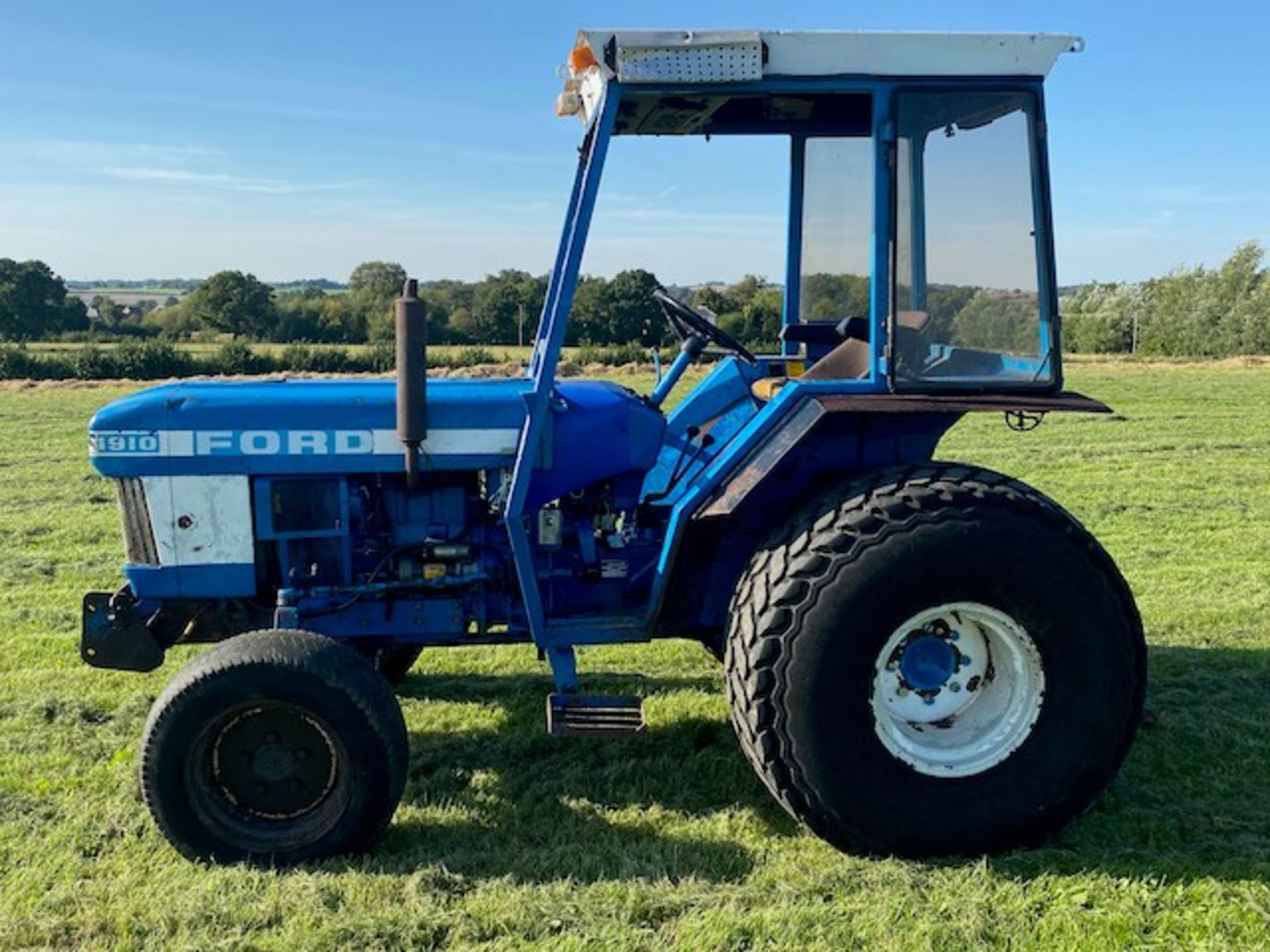 FORD 1910 COMPACT TRACTOR - Image 2 of 12