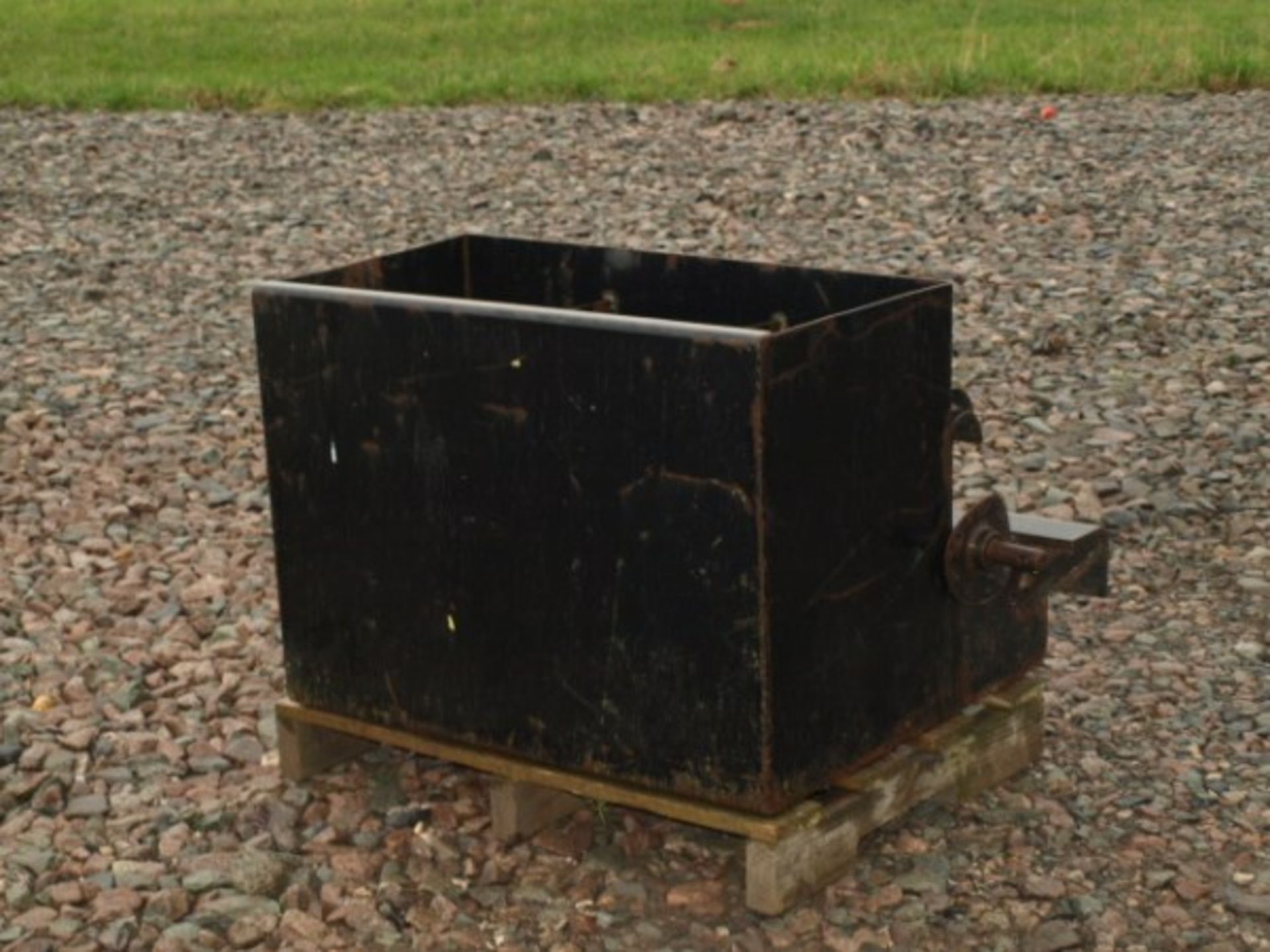 QUICKE WEIGHT/BALLAST BOX + LINKAGE BAR - Image 2 of 5