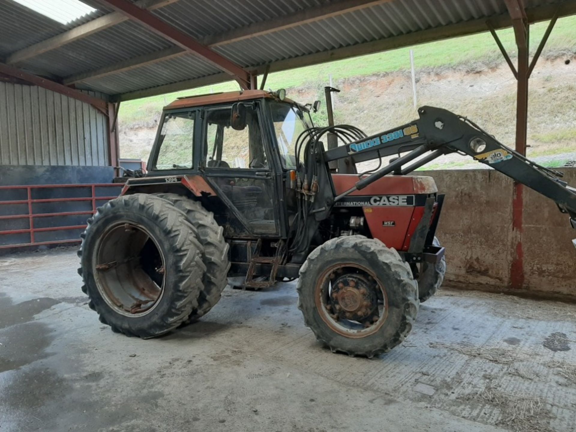 CASE 1394 TRACTOR + QUICKIE 3301 LOADER