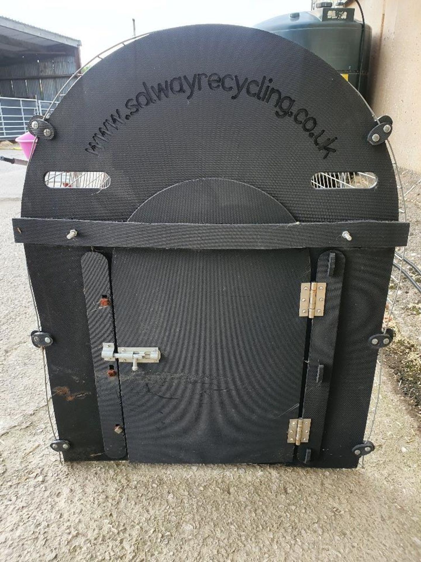 SOLWAY RECYCLED PLASTIC DOG KENNEL