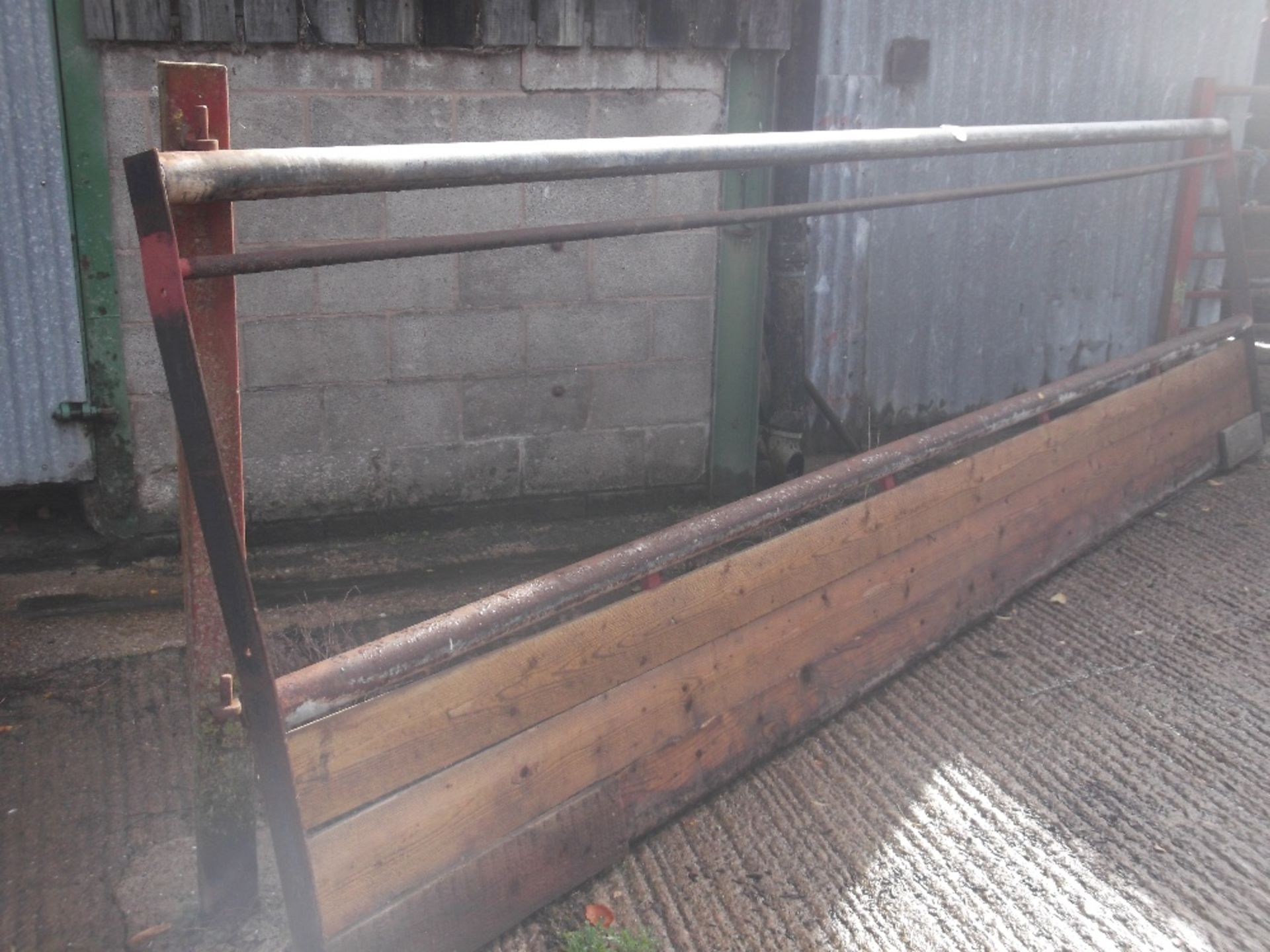 FEED BARRIER/GATE