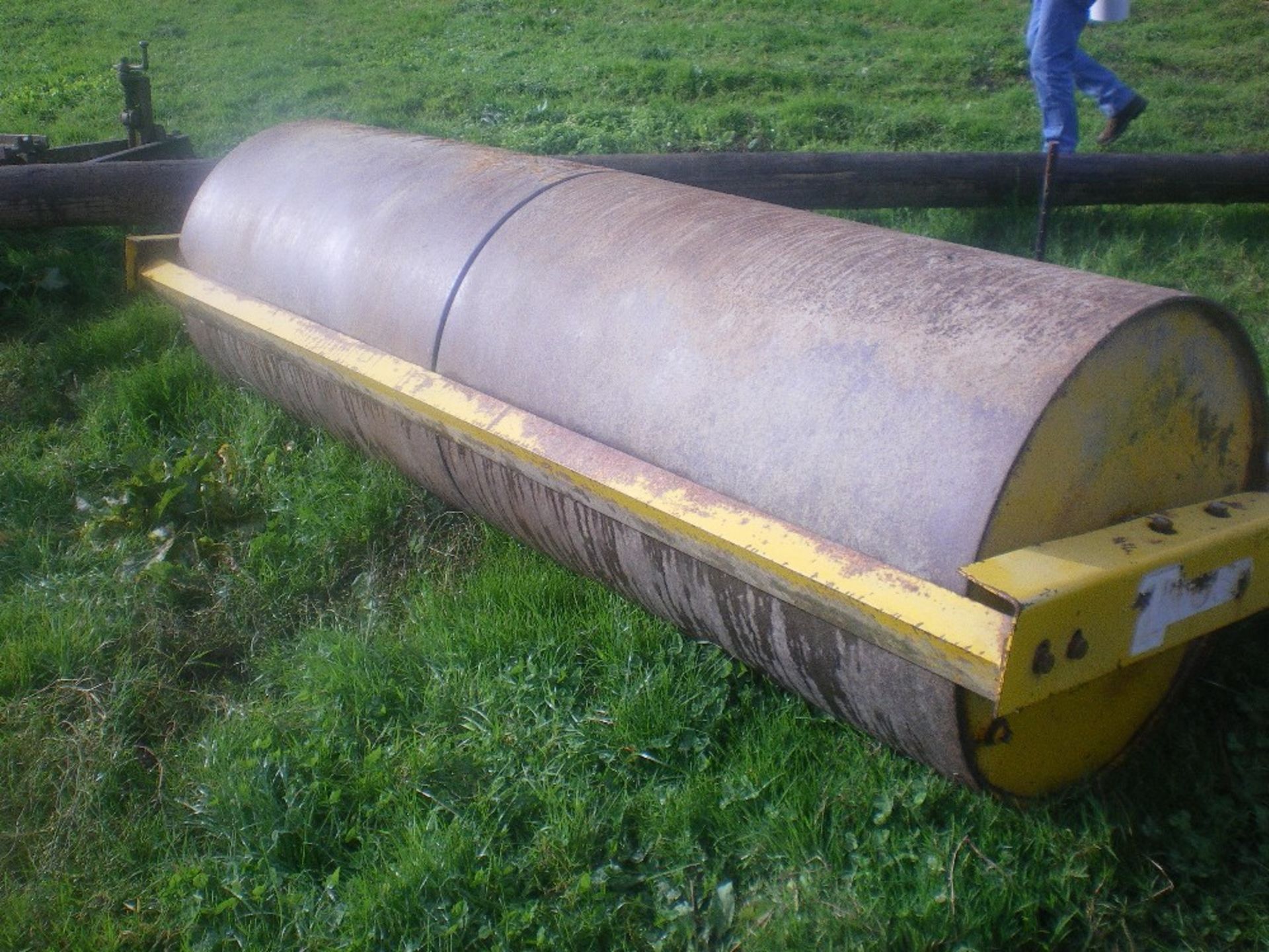 TWOSE 10ft BALLAST ROLLER WITH SPARE BEA - Image 3 of 3