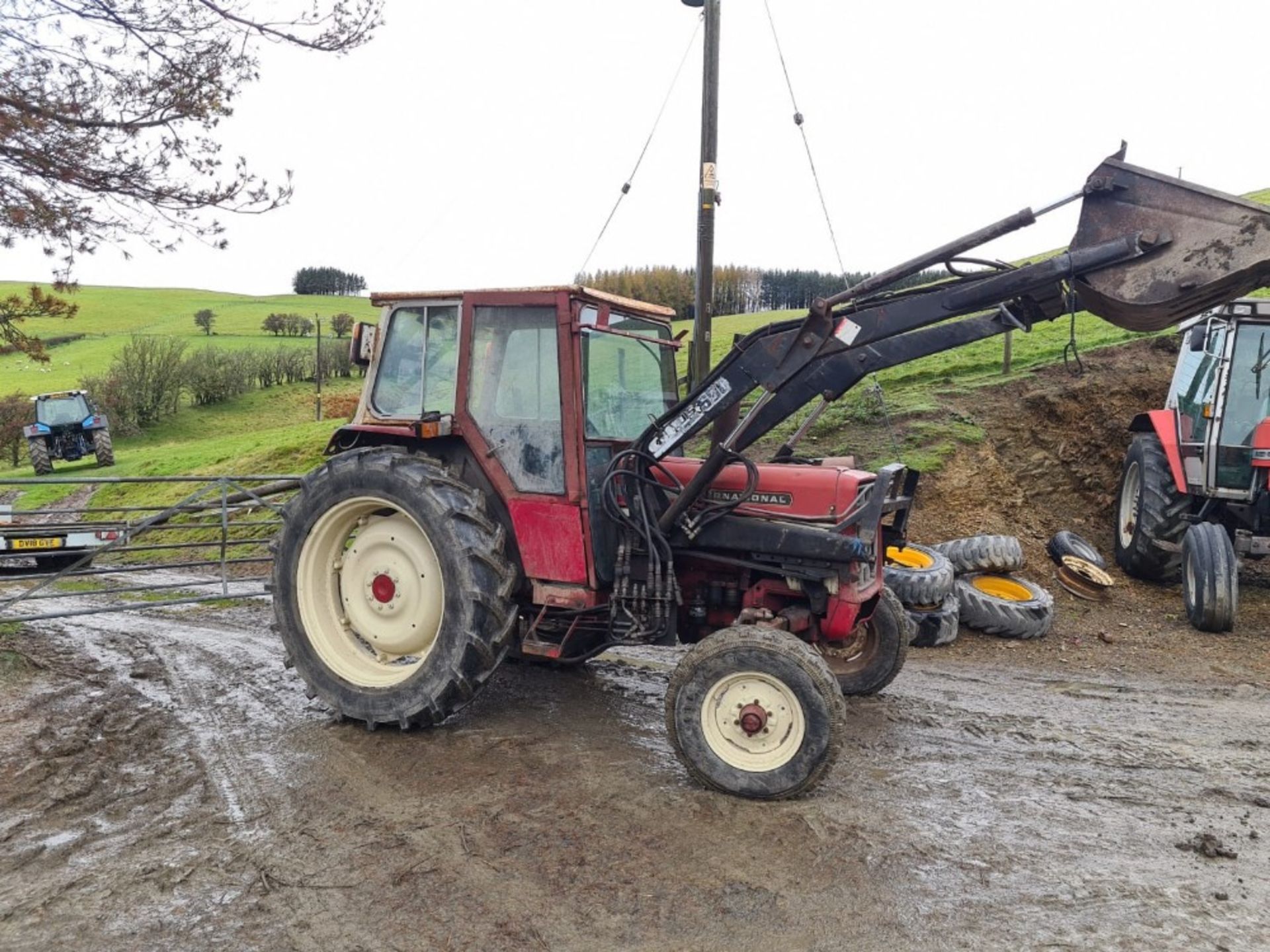 INTERNATIONAL 674 TRACTOR & LOADER - Image 5 of 5