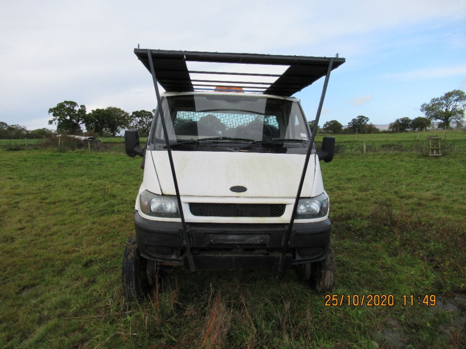 UNIMOG WITH TIPPNG BODY.