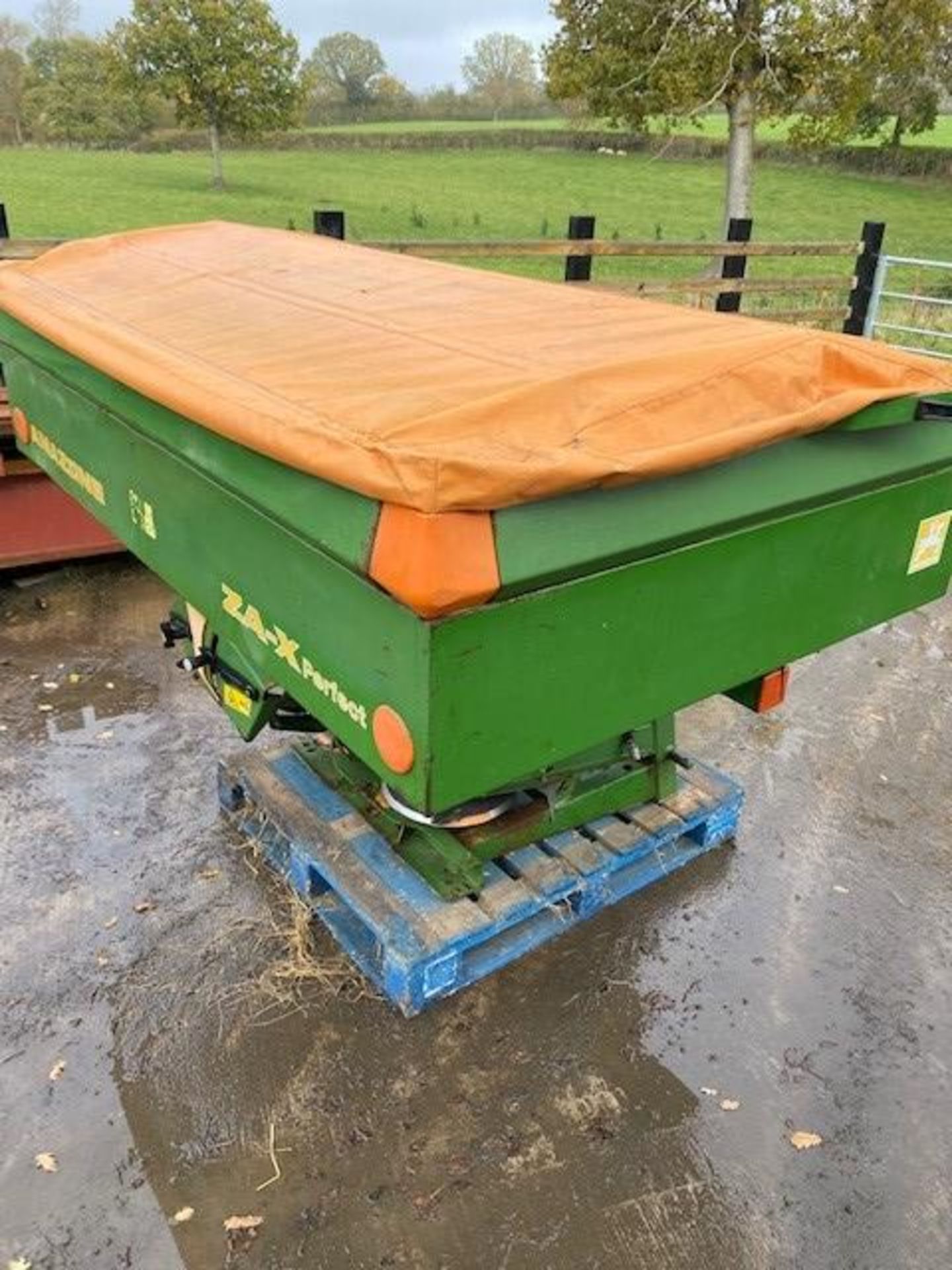 AMAZONE ZA-X FERTILISER SPREADER - Image 3 of 5