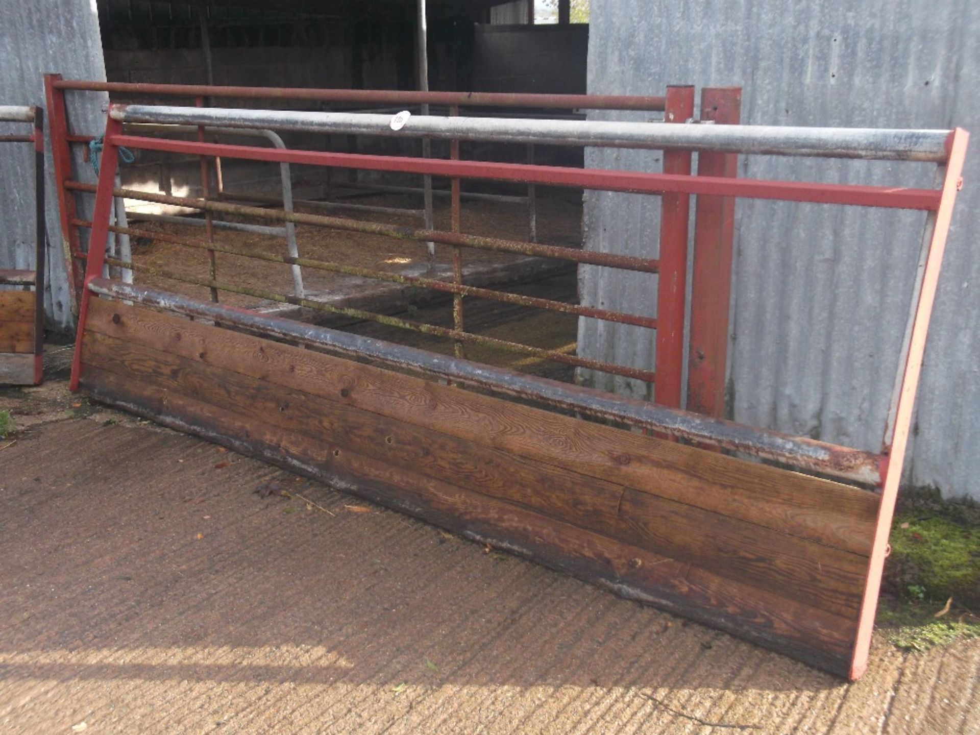 FEED BARRIER/GATE