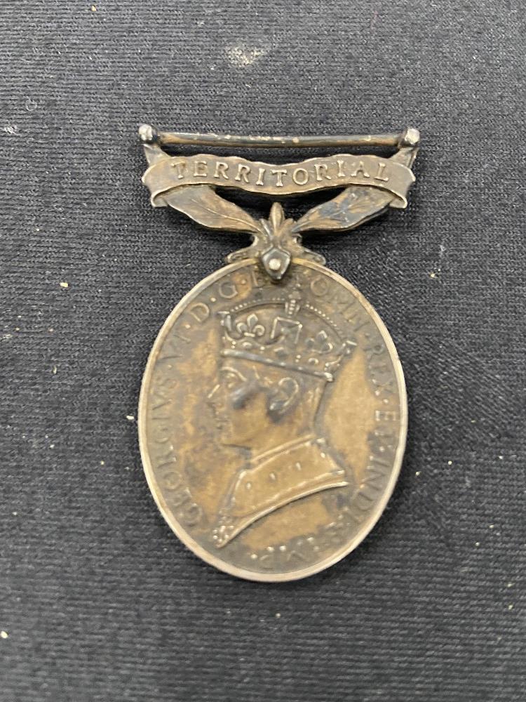 A WW1 brass chocolate tin 1914 together with a territorial medal. - Image 2 of 4