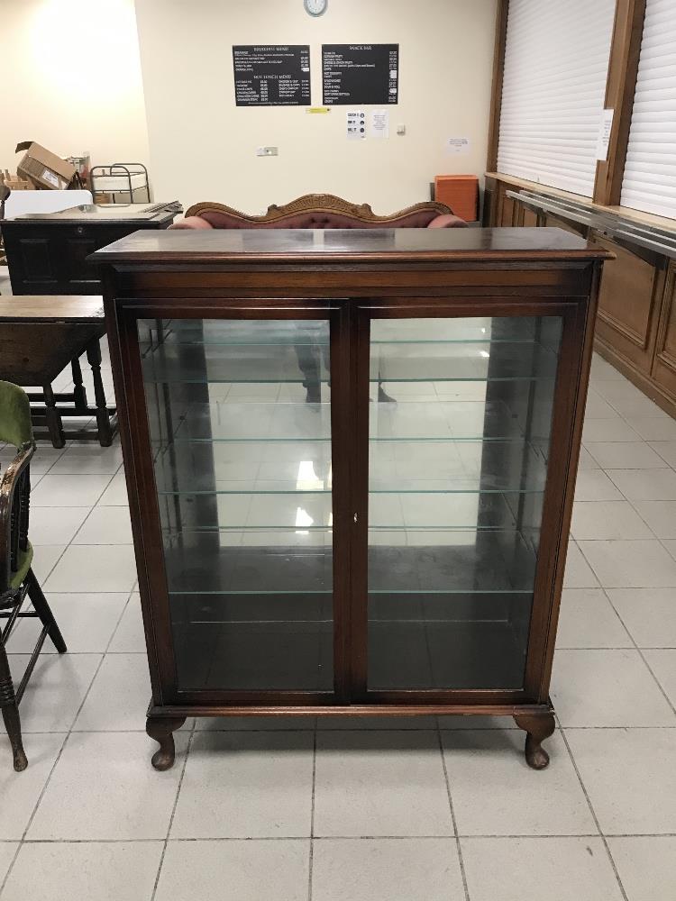 An Edwardian mahogany display cabinet with glass shelves.