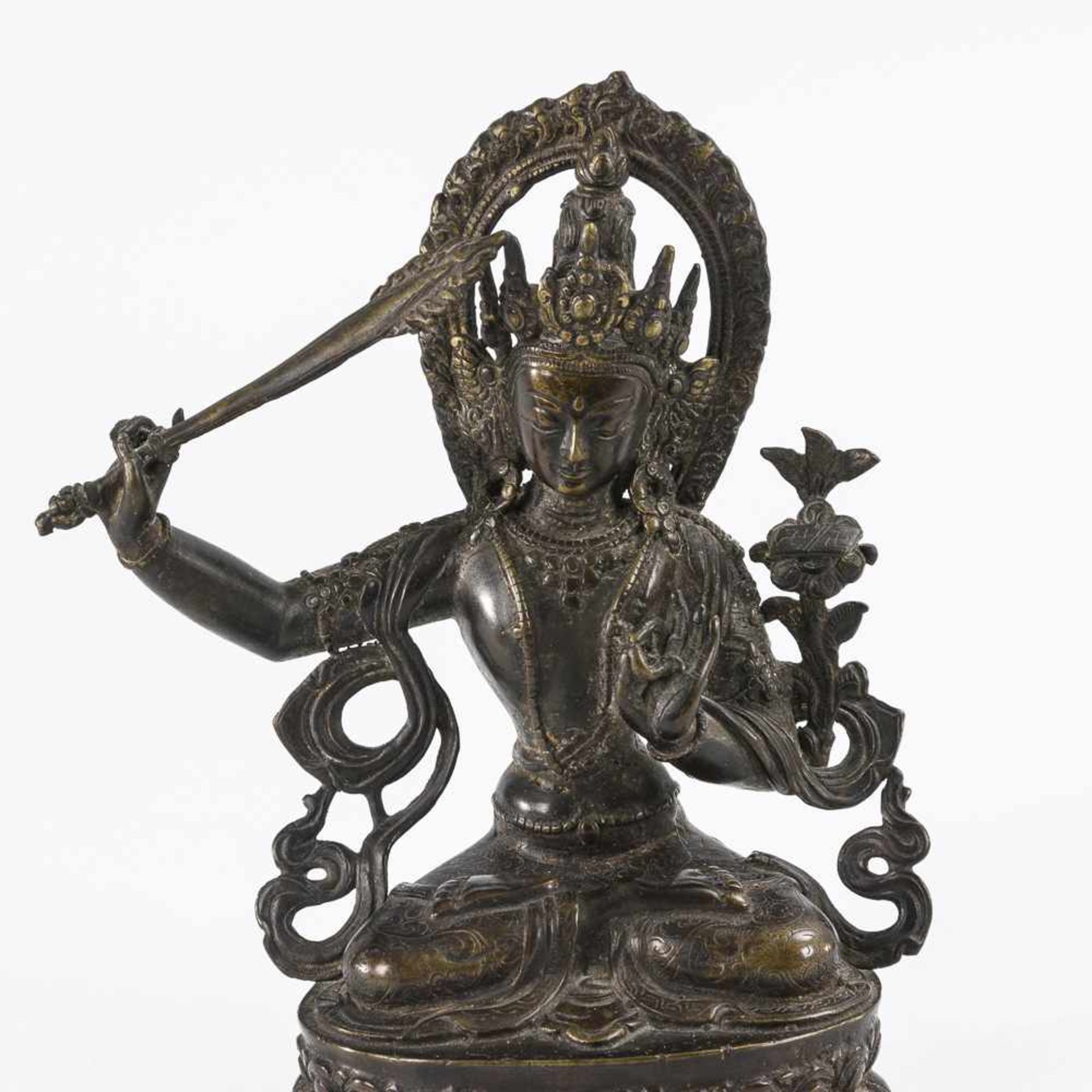 2 Buddhafiguren mit Instrument und Lanze - Image 3 of 4