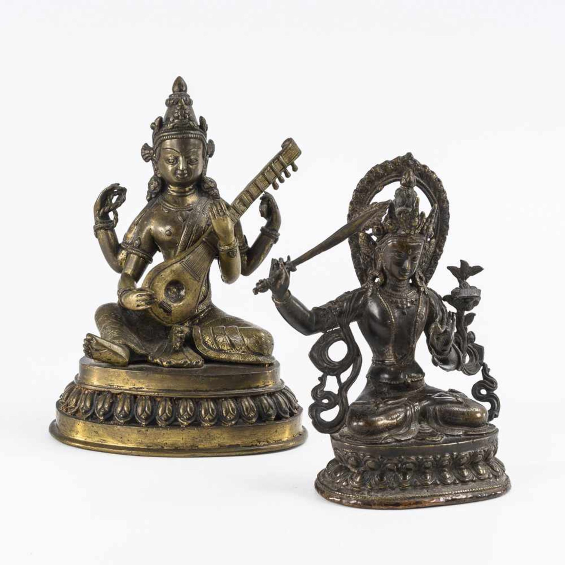 2 Buddhafiguren mit Instrument und Lanze
