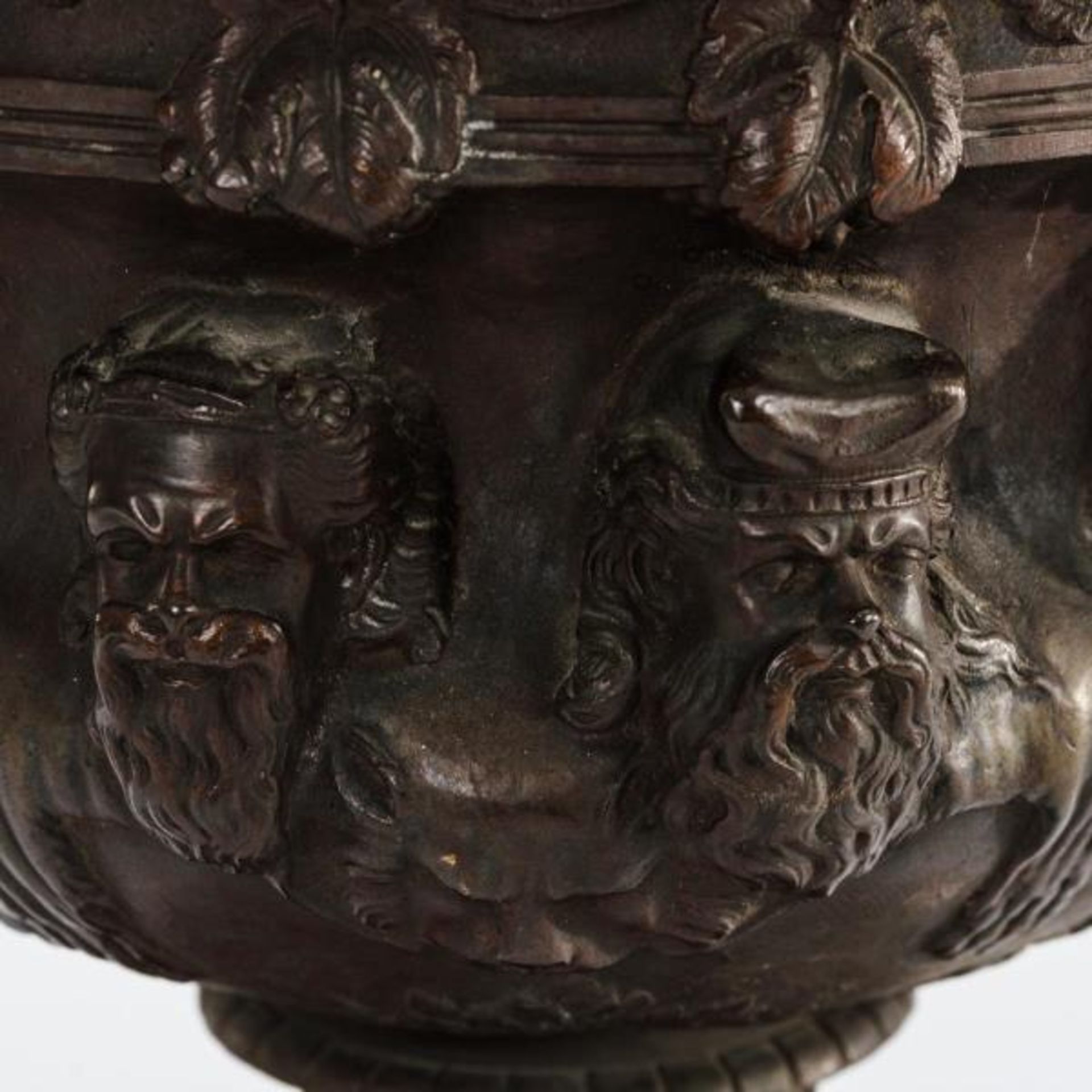 Bacchantische Bronze-Vase - Bild 4 aus 4
