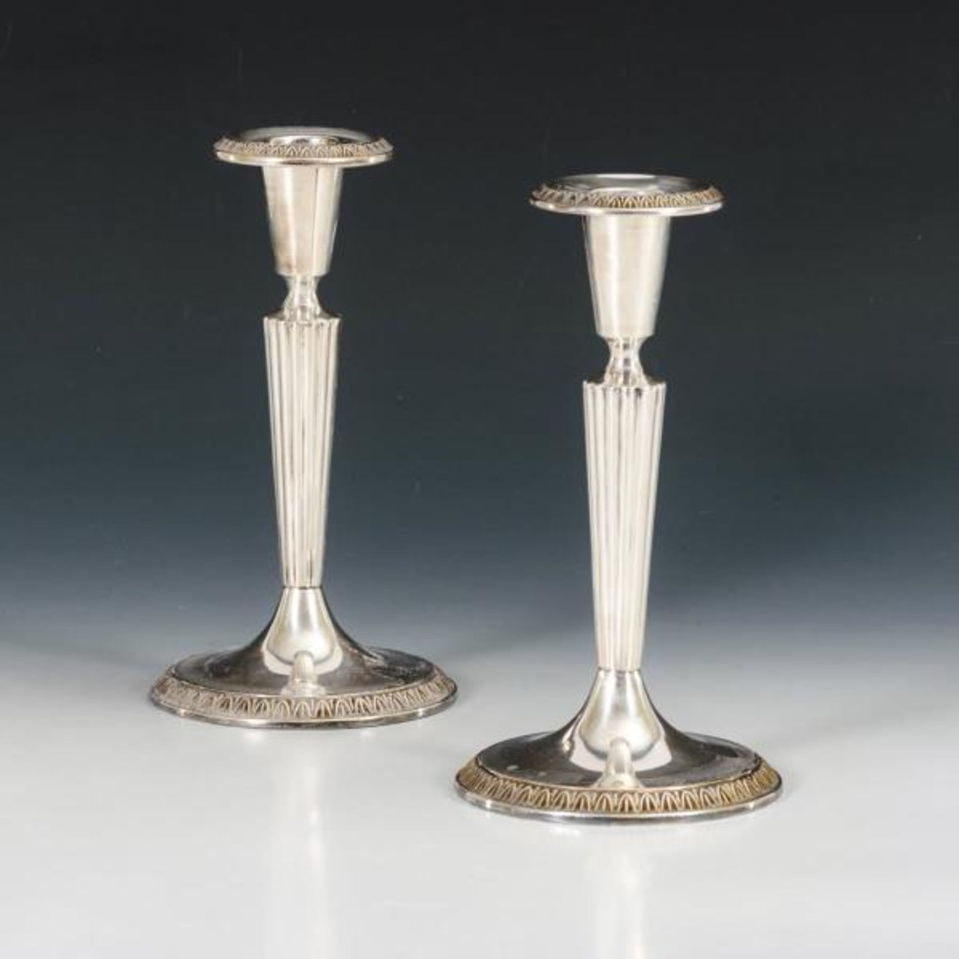 Paar neoklassizistische Silber-Leuchter