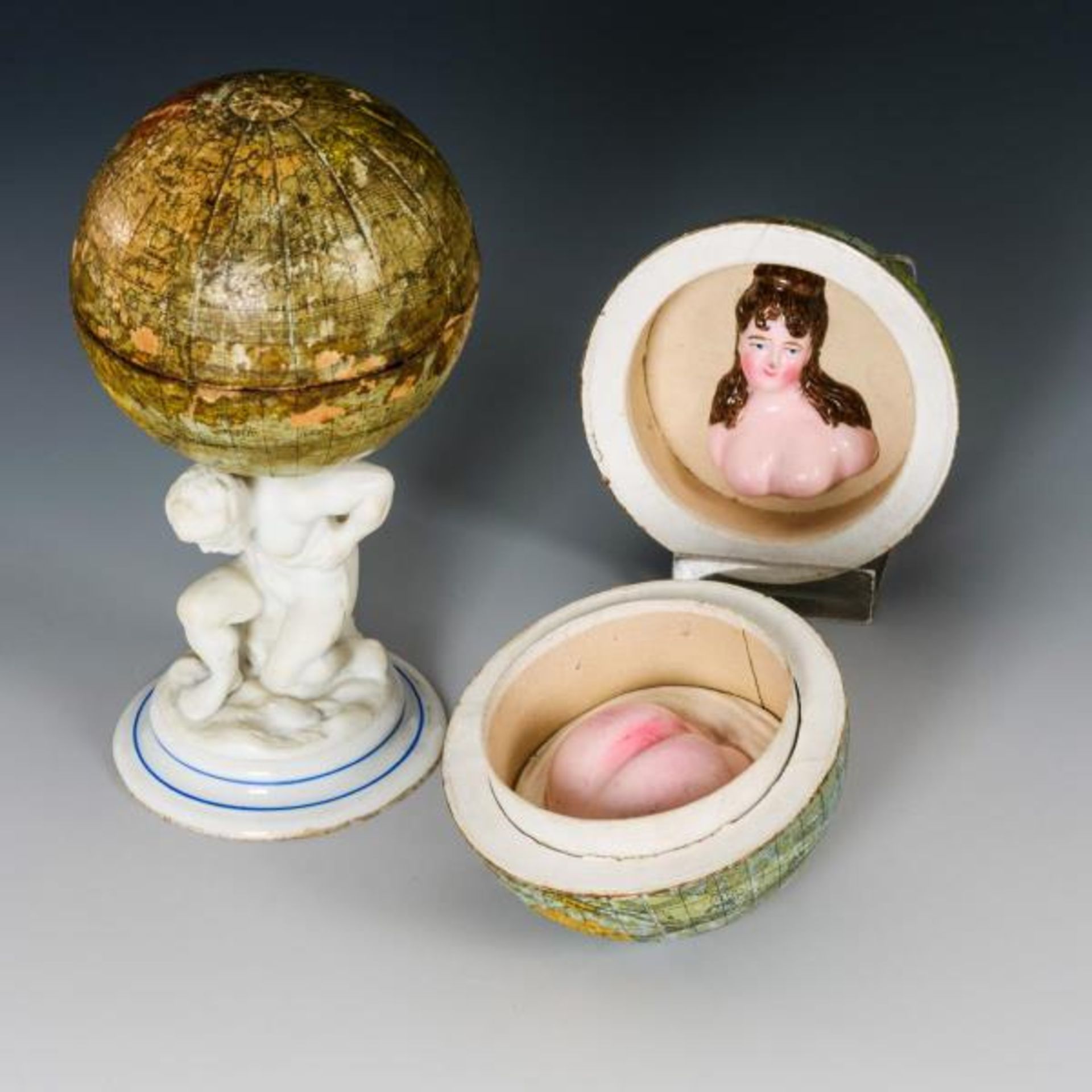 Kleiner Globus mit Porzellan-Atlas + Globus mit erotischem Inhalt - Bild 3 aus 3