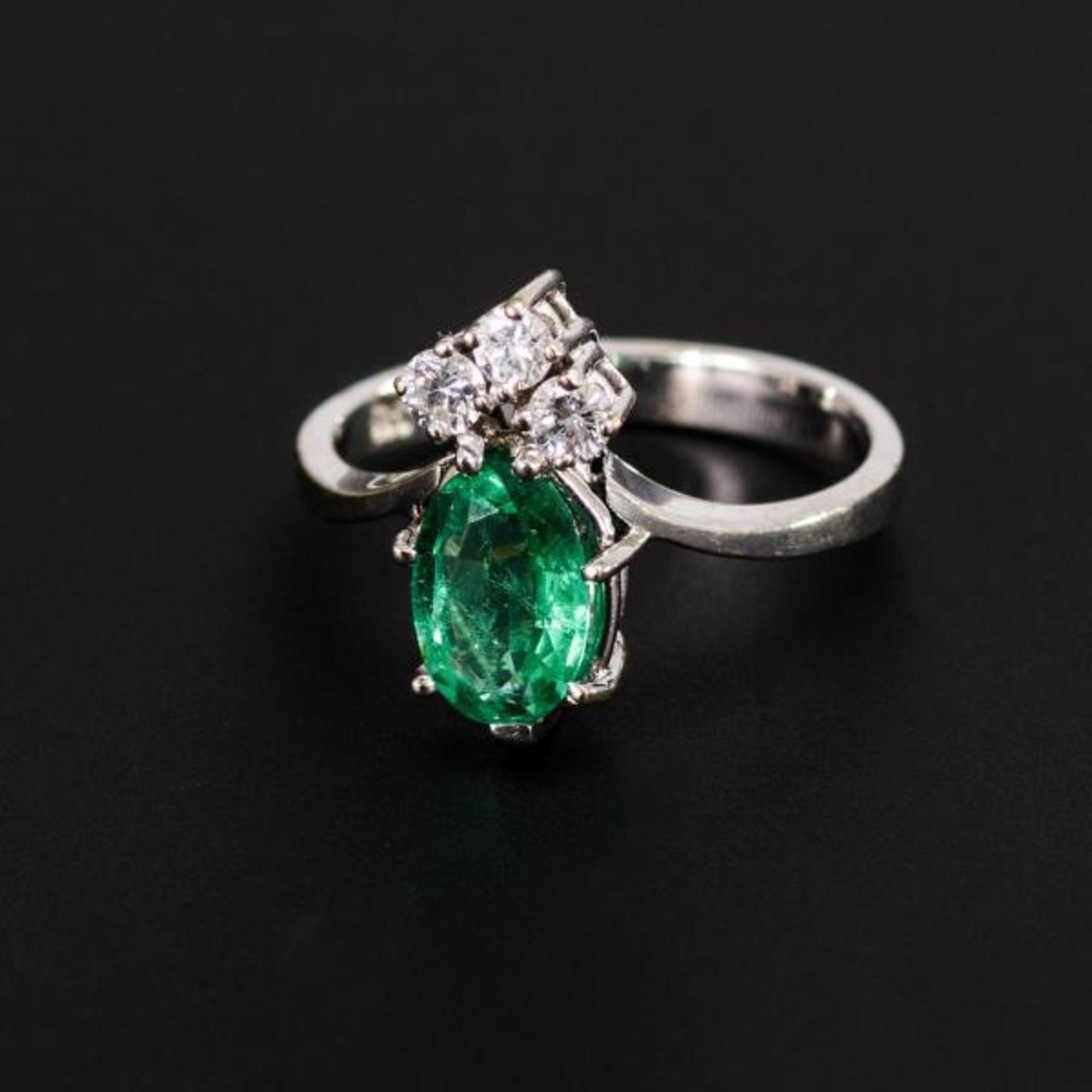 Ring mit Smaragd und Brillanten - Bild 2 aus 2