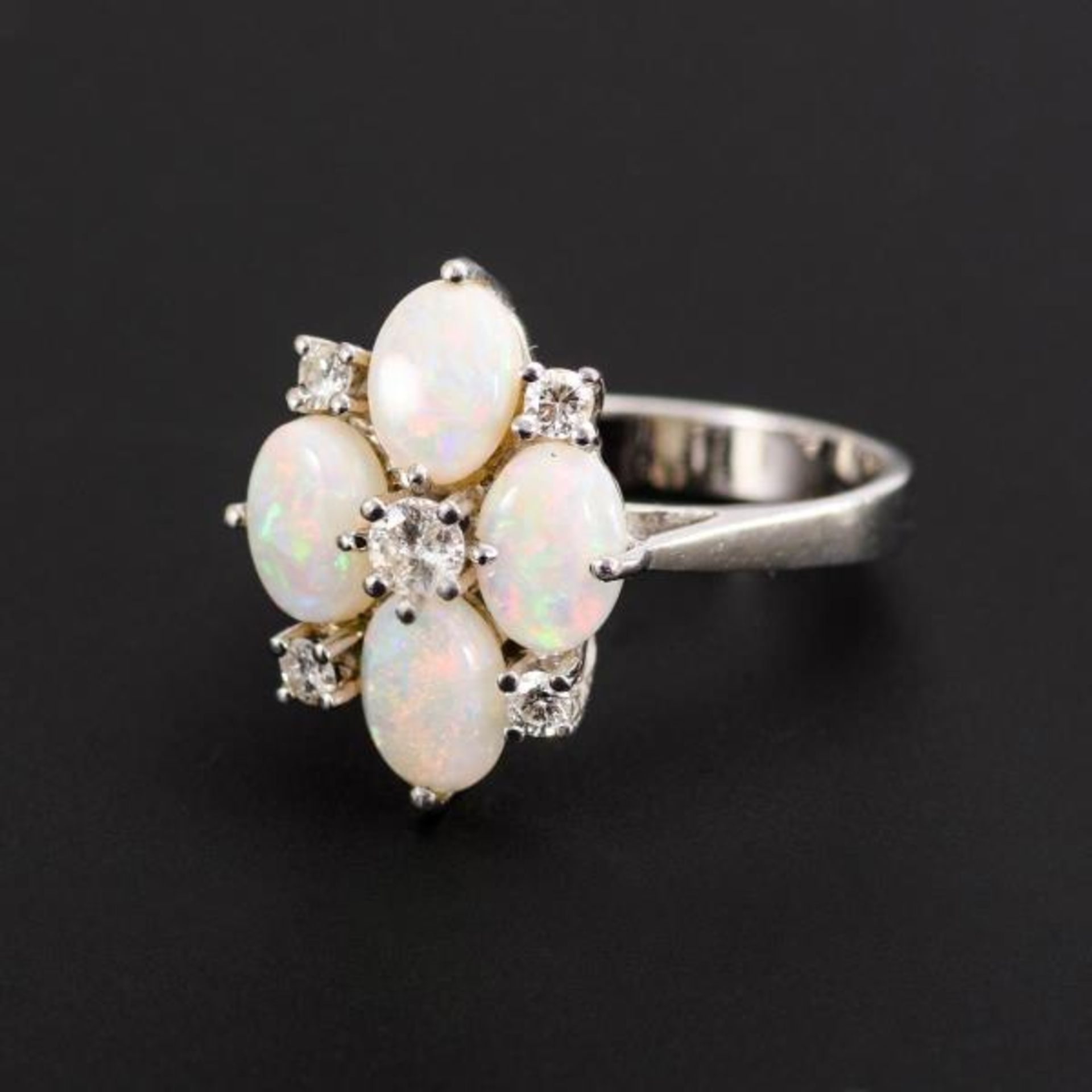Ring mit Opalen, Brillant und Diamanten