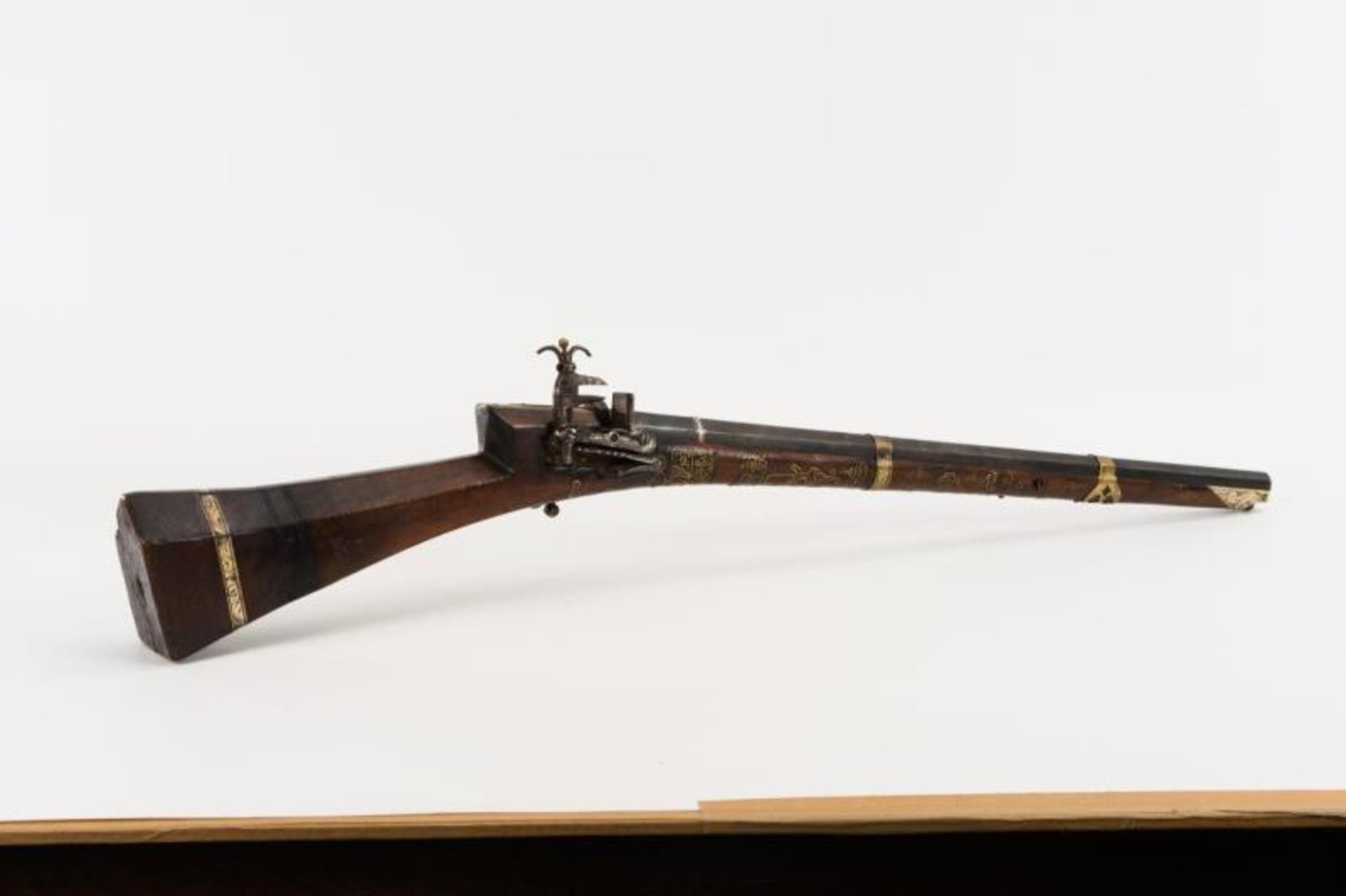 Orientalisches Steinschlossgewehr mit Bein- und Messingeinlagen - Bild 2 aus 8
