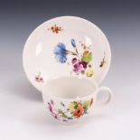 Tasse mit Blumenmalerei