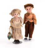 Zierliches, originalbekleidetes Puppenpaar