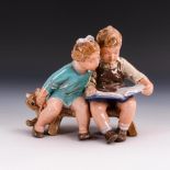 Kindergruppe mit Buch und Teddy