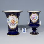 Zwei Kobaltfond-Vasen