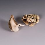 2 Elfenbein Netsuke - Wasservogel und Kr&#246;ten