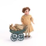 Puppenstubenpuppe mit Blech-Kinderwagen