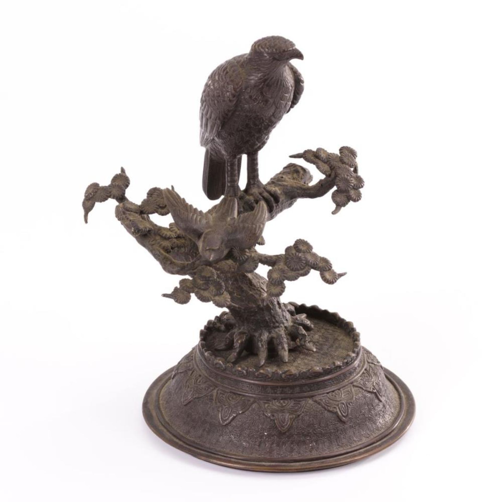 Bronzeskulptur Falke auf Baum