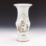 Vase mit Frauenfiguren