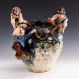 Gro&#223;e Majolika-Vase mit plastischen Kinderfiguren
