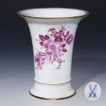 Vase mit Purpurblumen