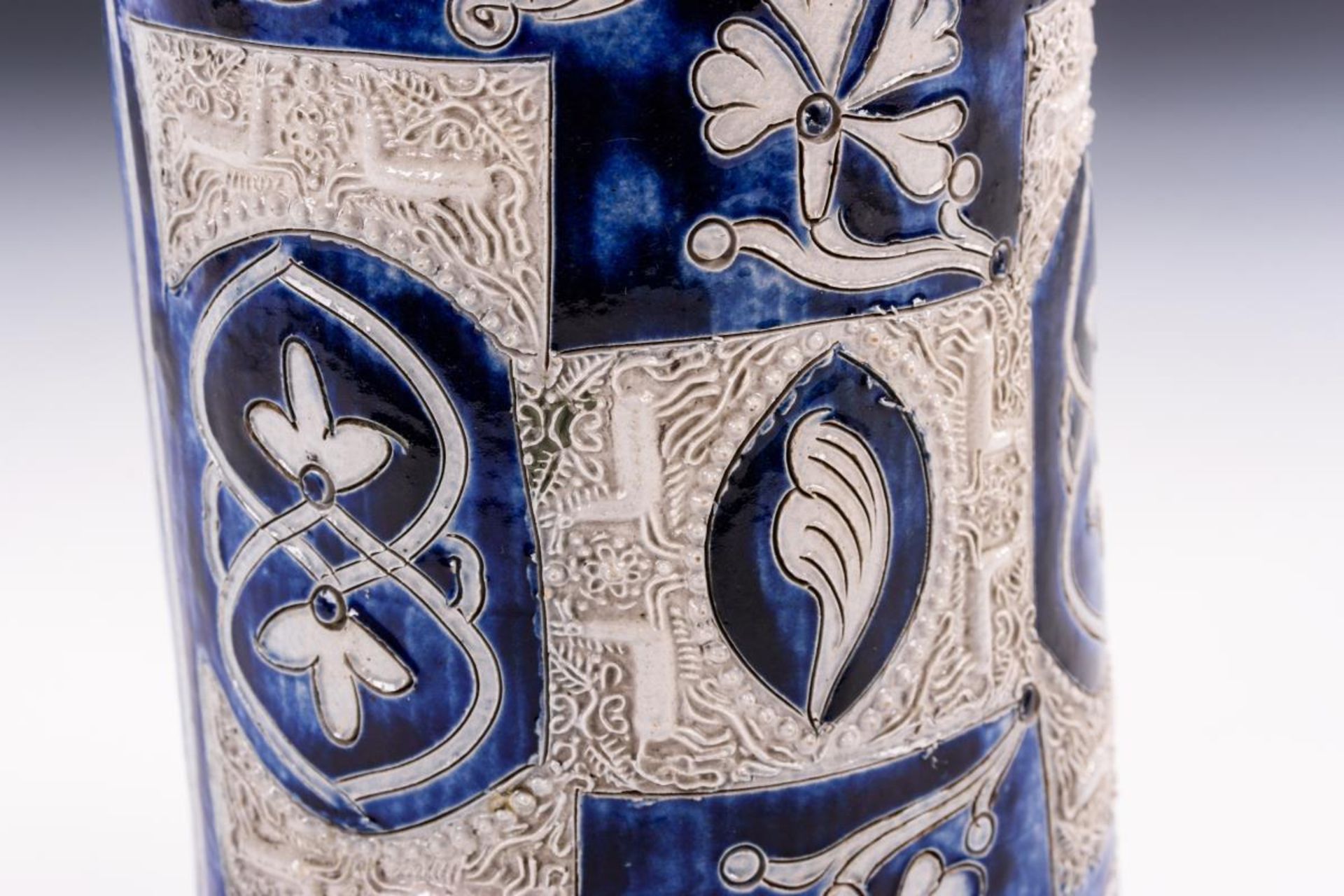 Barocker Walzenkrug mit Tiermodeln und Ritzblumen - Bild 3 aus 4