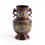 Champlev&#233;-Vase mit Handhaben