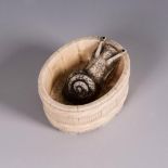 Elfenbein Netsuke - Schnecke im Bottich