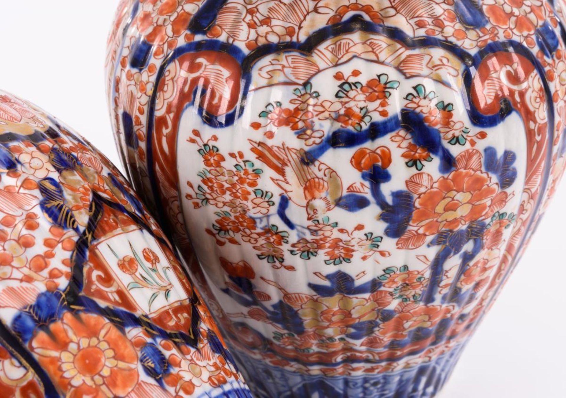Paar Deckelvasen mit Imari-Dekor - Bild 3 aus 3
