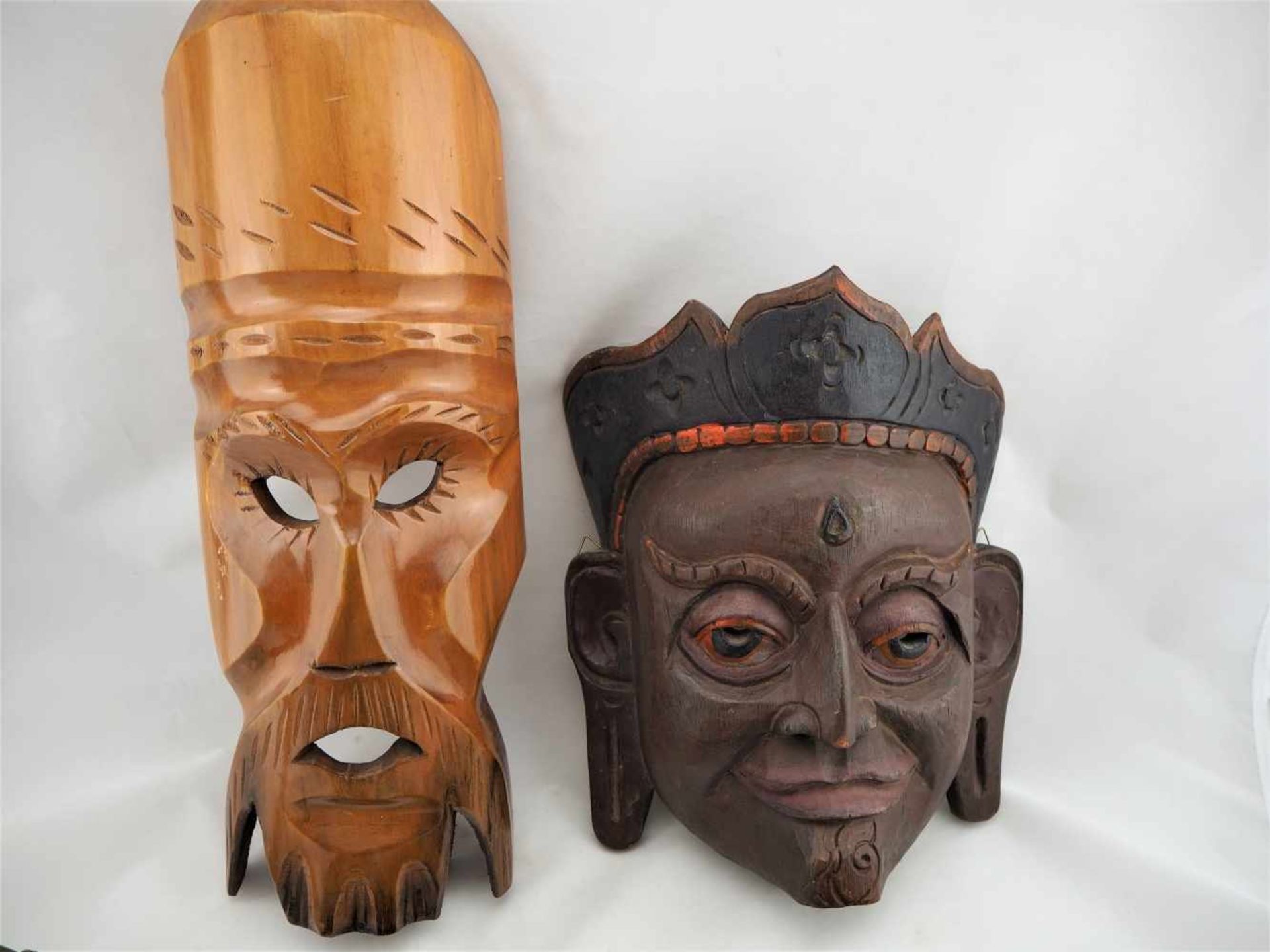 Konvolut7 Teile, 4 Masken aus Holz, Keramik Skulptur, Holzrassel. Neuzeitlich Kunstgewerblich. - Bild 2 aus 4
