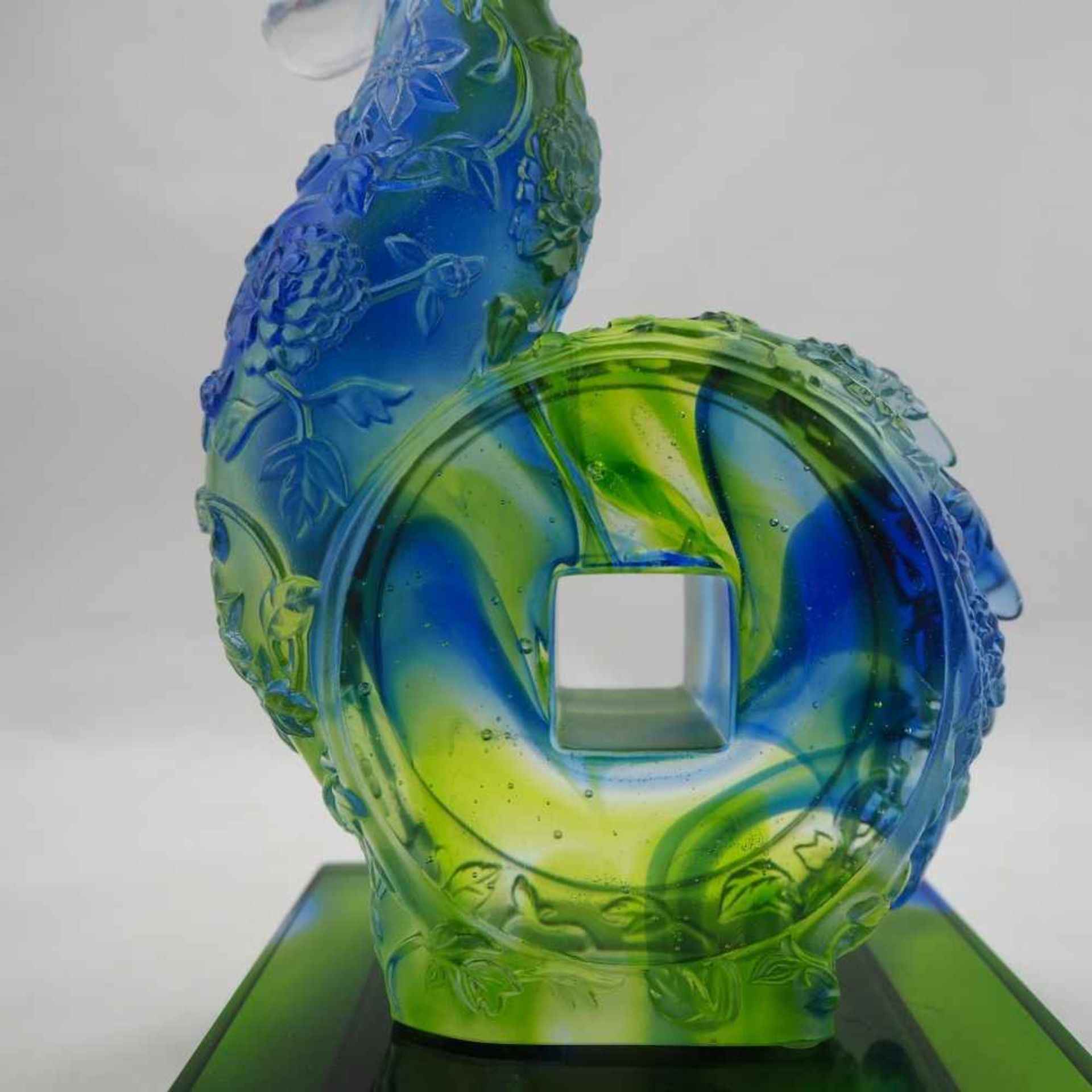 Hahn mit Untersetzer, ChinaKlarglas mit Einfärbungen. Grün, blau und rot. Mittig mit einem - Bild 4 aus 7